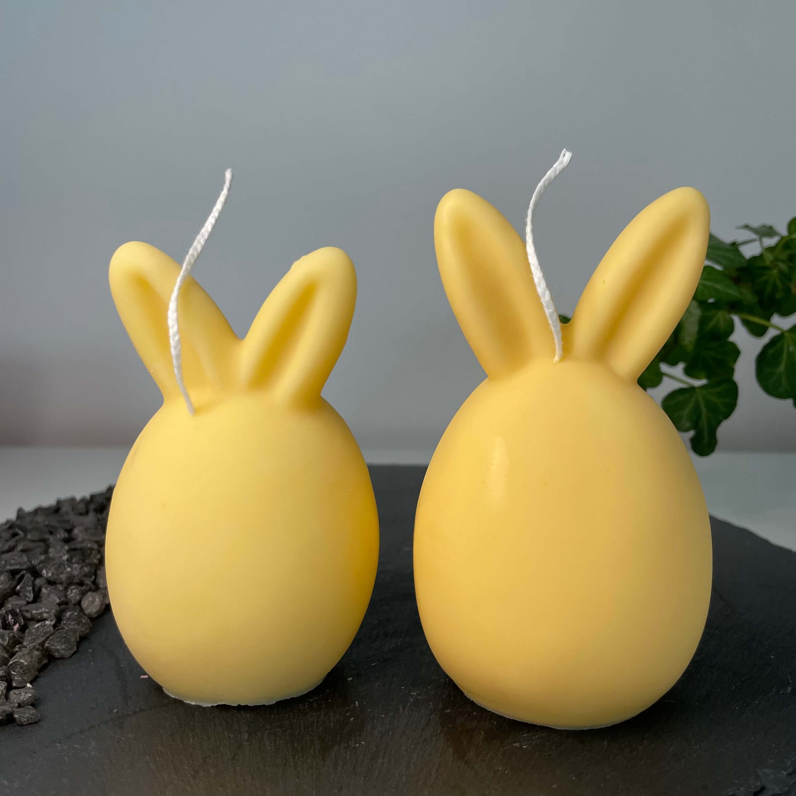 Auf diesem Bild sieht man unsere Bunny Breeze Easter Egg Kerzen. Sie sind handgemacht aus nachhaltigem Sojawachs. Außerdem sind sie vegan, bio und umweltfreundlich. In Gelb.
