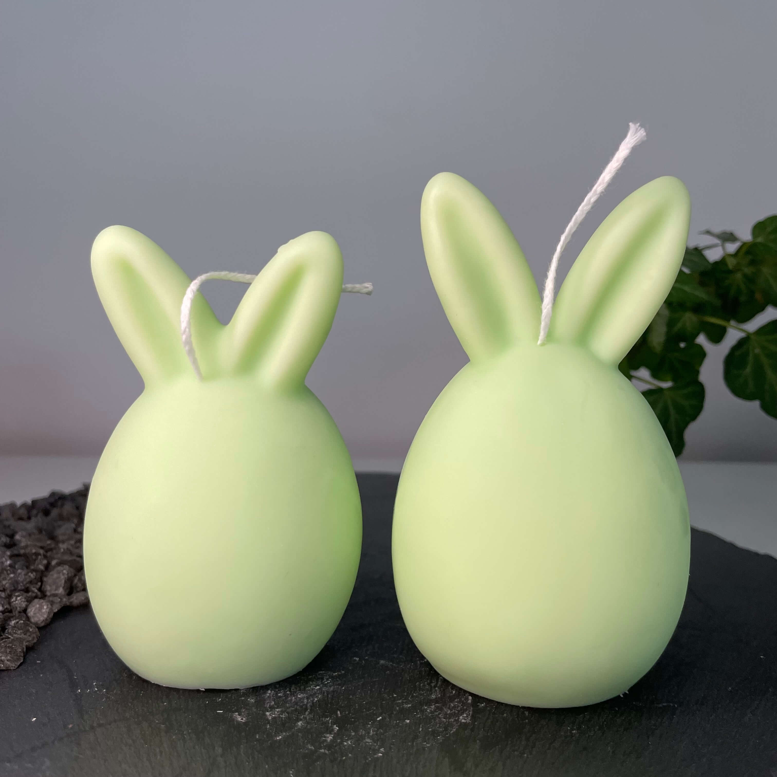 Auf diesem Bild sieht man unsere Bunny Breeze Easter Egg Kerzen. Sie sind handgemacht aus nachhaltigem Sojawachs. Außerdem sind sie vegan, bio und umweltfreundlich. In Hellgrün.