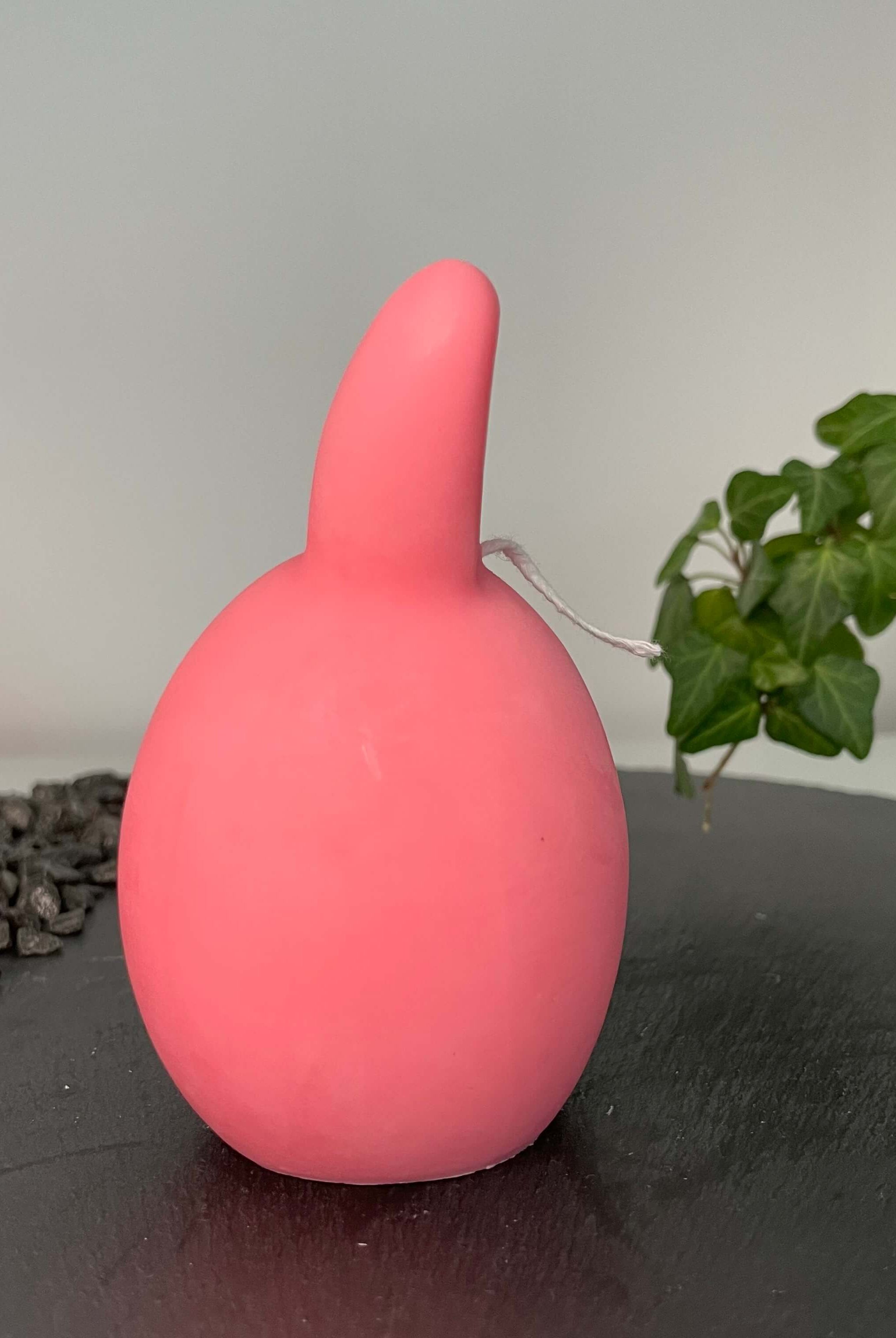 Unsere Bunny Breeze Easter Egg Kerzen sind in verschiedenen Düften erhältlich. Die Düfte haben einen angenehmen und beruhigenden Geruch. Sie sind perfekt für gemütliche Tage. In Pink.