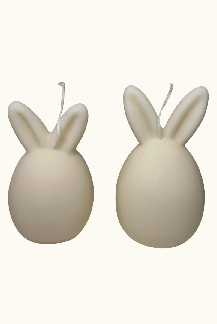 Auf diesem Bild sieht man unsere Bunny Breeze Easter Egg Kerzen. Sie sind handgemacht aus nachhaltigem Sojawachs. Außerdem sind sie vegan, bio und umweltfreundlich. In weiß.