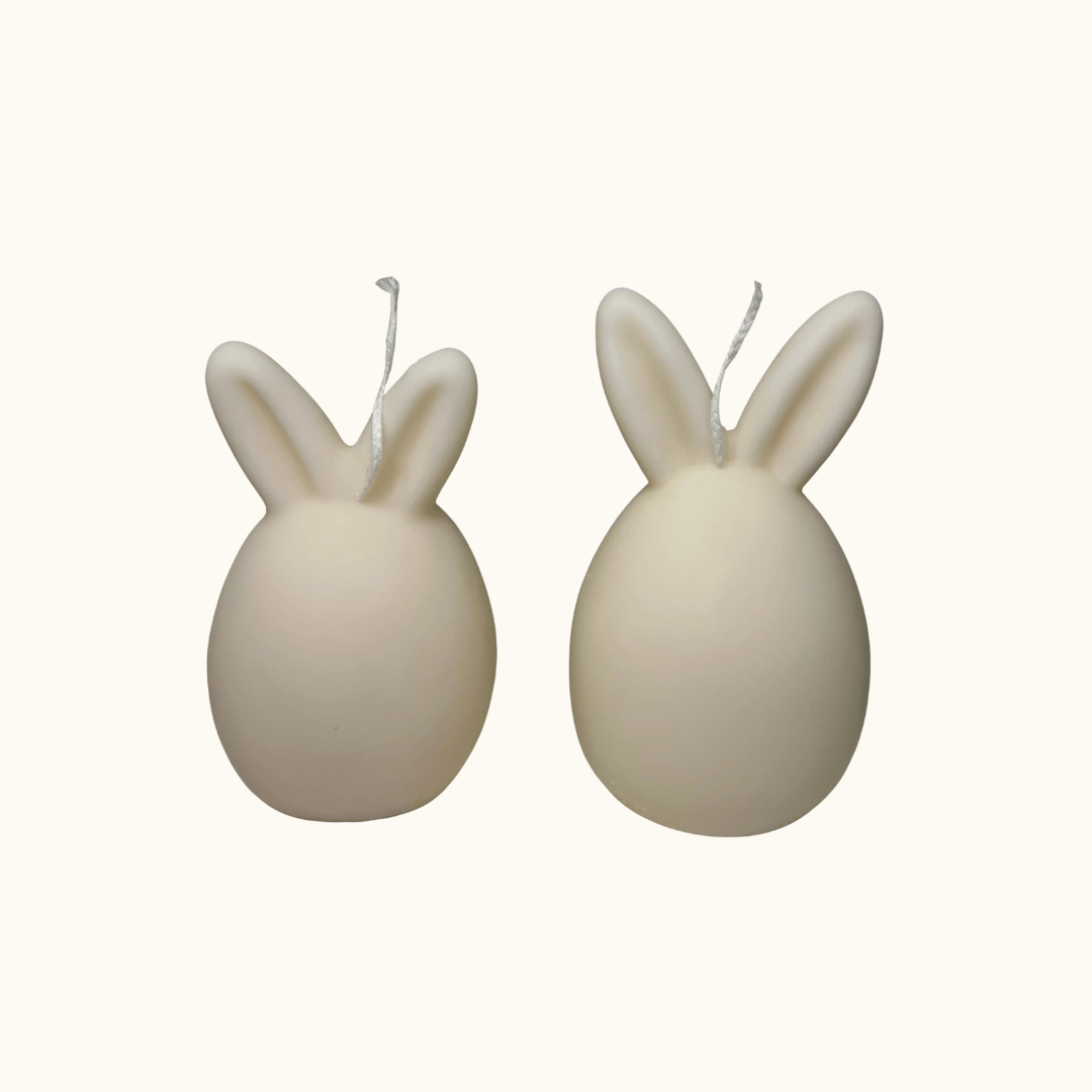 Auf diesem Bild sieht man unsere Bunny Breeze Easter Egg Kerzen. Sie sind handgemacht aus nachhaltigem Sojawachs. Außerdem sind sie vegan, bio und umweltfreundlich. In weiß.