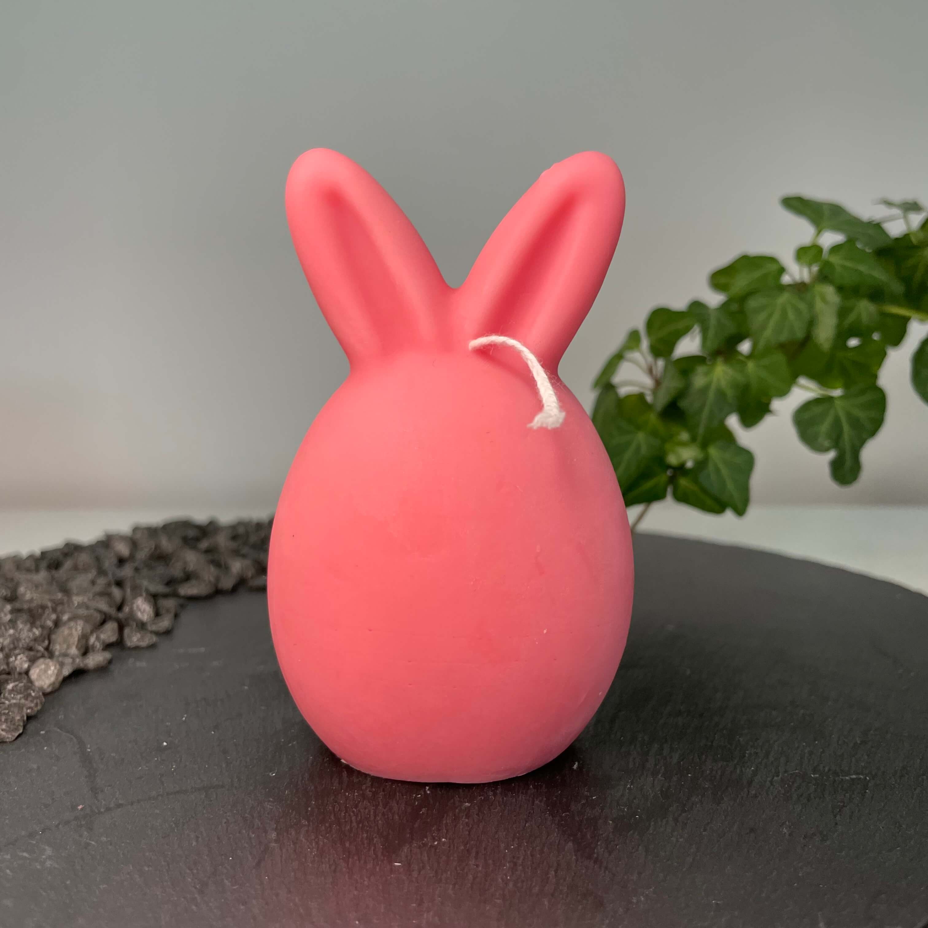 Auf diesem Bild sieht man unsere Bunny Breeze Easter Egg Kerzen. Sie sind handgemacht aus nachhaltigem Sojawachs. Außerdem sind sie vegan, bio und umweltfreundlich. In Pink.