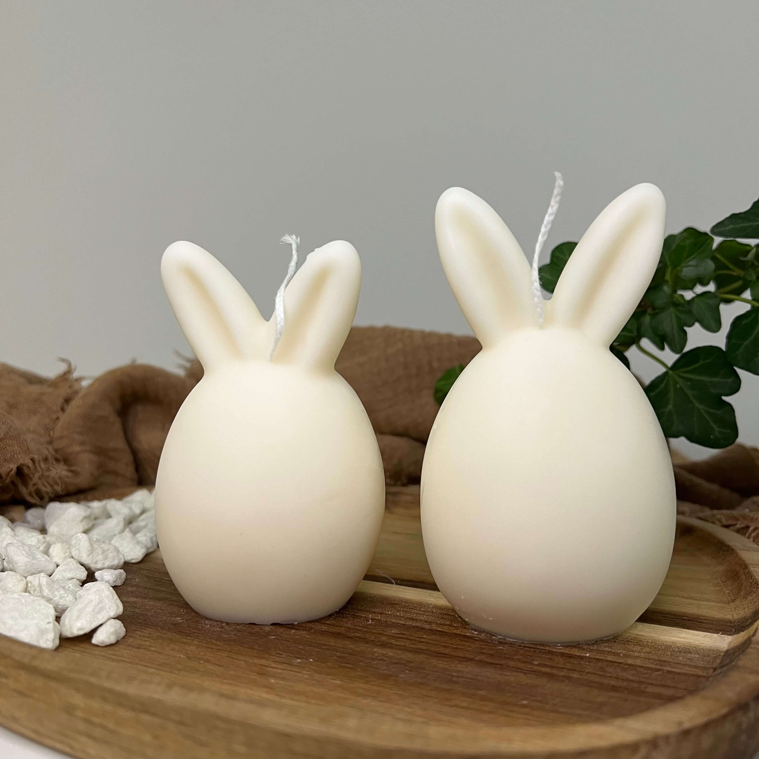 Hier sieht man unsere Bunny Breeze Easter Egg Kerzen. Mit ihrem Hasen und Osterei Design sind sie perfekt als Dekoration geeignet. Sie sehen elegant, ästhetisch und stilvoll aus. In weiß.