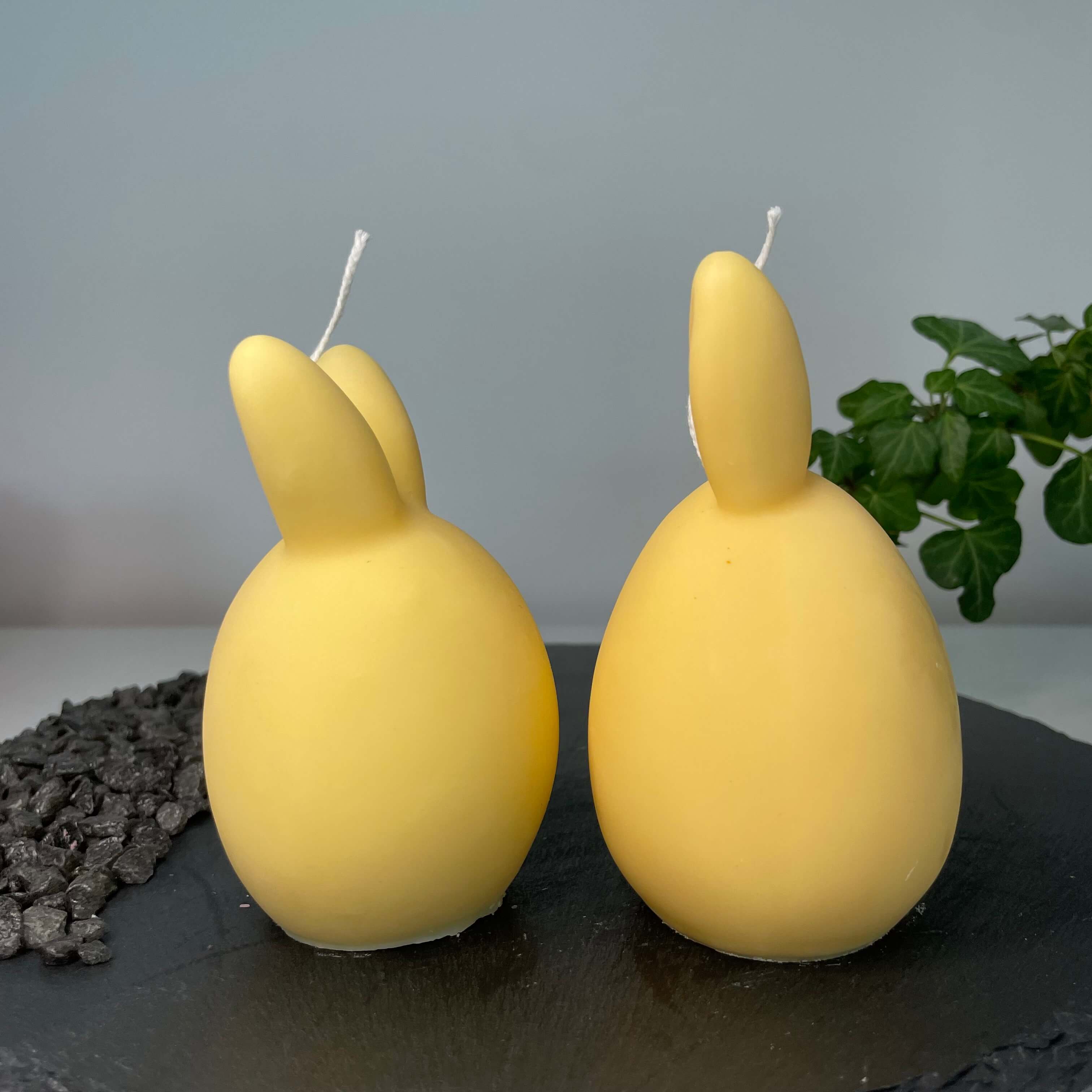 Hier sieht man unsere Bunny Breeze Easter Egg Kerzen. Mit ihrem Hasen und Osterei Design sind sie perfekt als Dekoration geeignet. Sie sehen elegant, ästhetisch und stilvoll aus. In Gelb.
