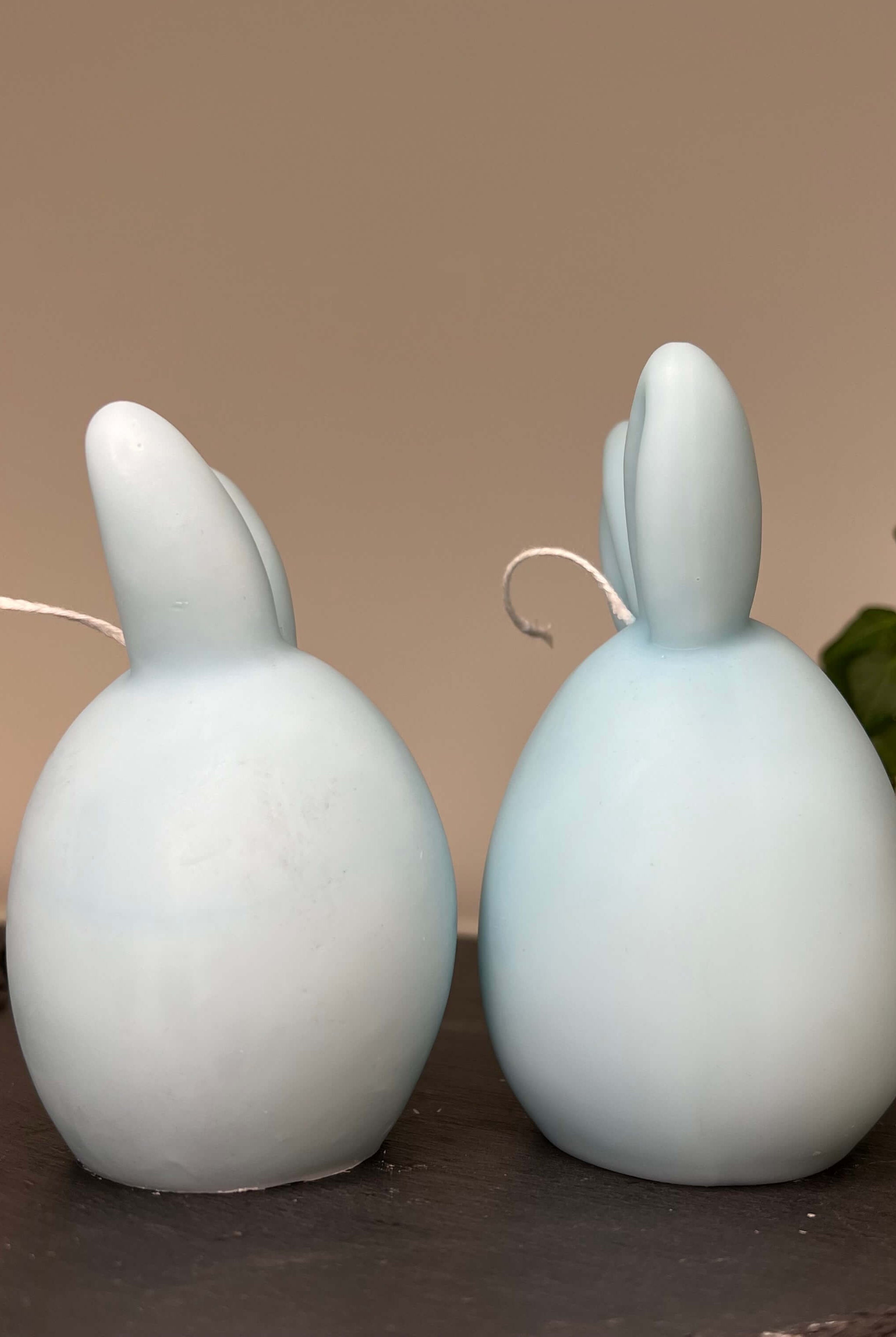 Hier sieht man unsere Bunny Breeze Easter Egg Kerzen. Mit ihrem Hasen und Osterei Design sind sie perfekt als Dekoration geeignet. Sie sehen elegant, ästhetisch und stilvoll aus. In Hellblau.