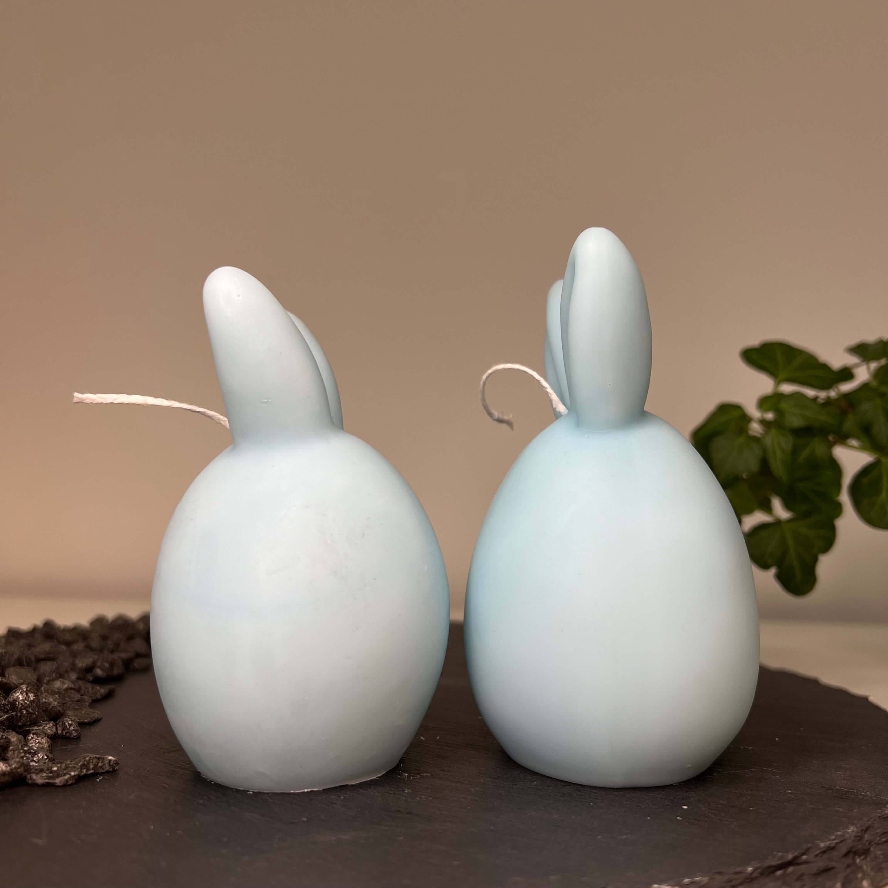 Hier sieht man unsere Bunny Breeze Easter Egg Kerzen. Mit ihrem Hasen und Osterei Design sind sie perfekt als Dekoration geeignet. Sie sehen elegant, ästhetisch und stilvoll aus. In Hellblau.