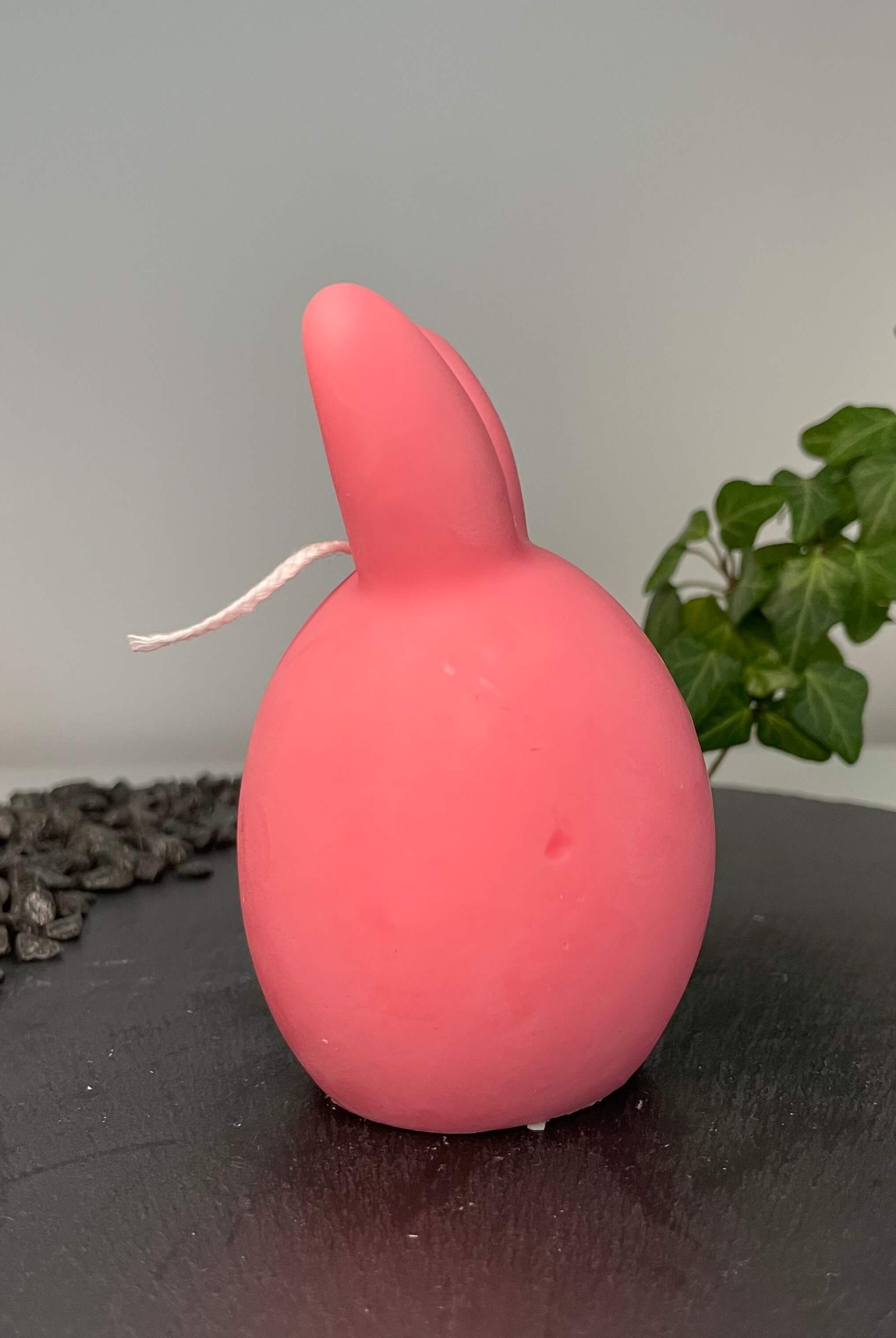 Hier sieht man unsere Bunny Breeze Easter Egg Kerzen. Mit ihrem Hasen und Osterei Design sind sie perfekt als Dekoration geeignet. Sie sehen elegant, ästhetisch und stilvoll aus. In Pink.