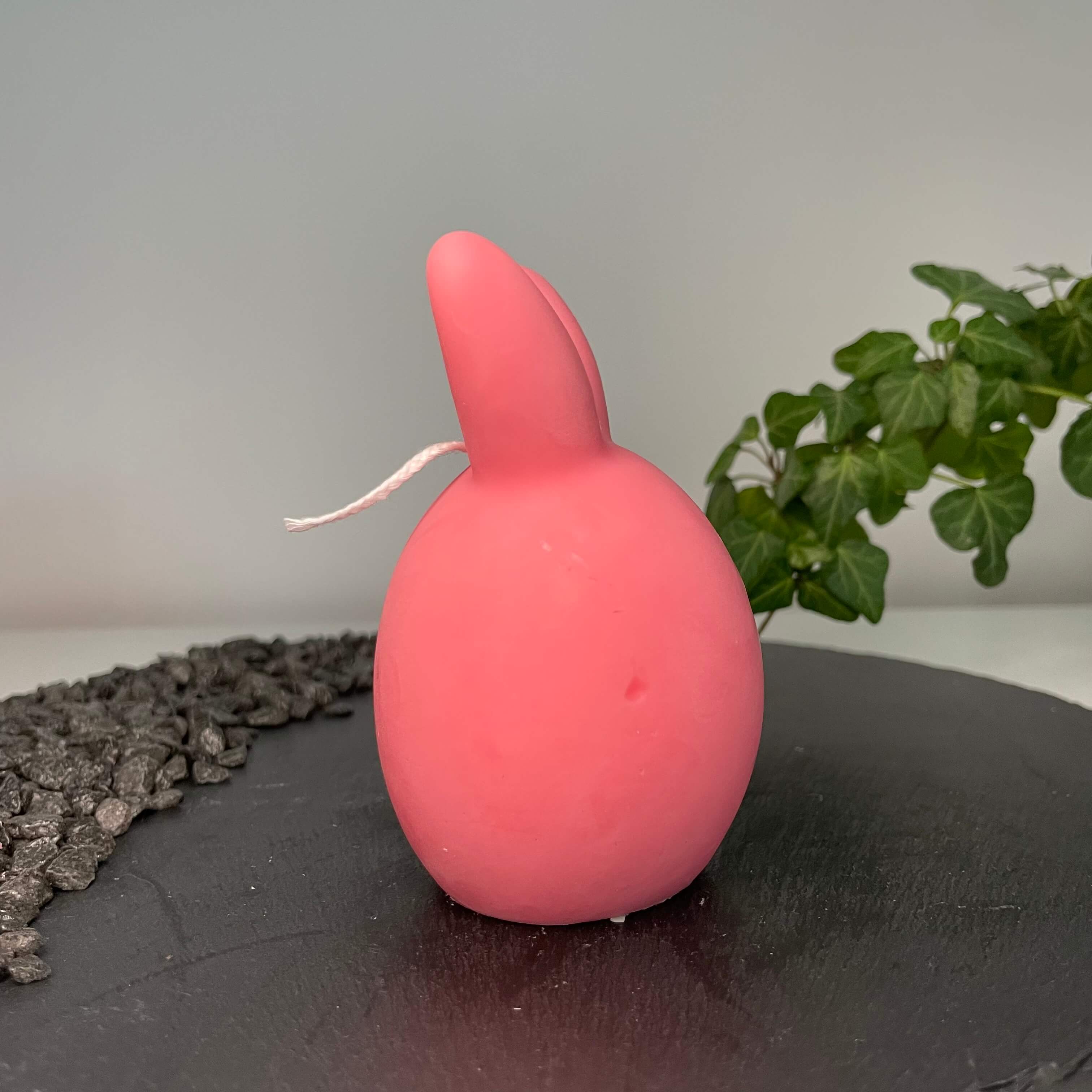 Hier sieht man unsere Bunny Breeze Easter Egg Kerzen. Mit ihrem Hasen und Osterei Design sind sie perfekt als Dekoration geeignet. Sie sehen elegant, ästhetisch und stilvoll aus. In Pink.