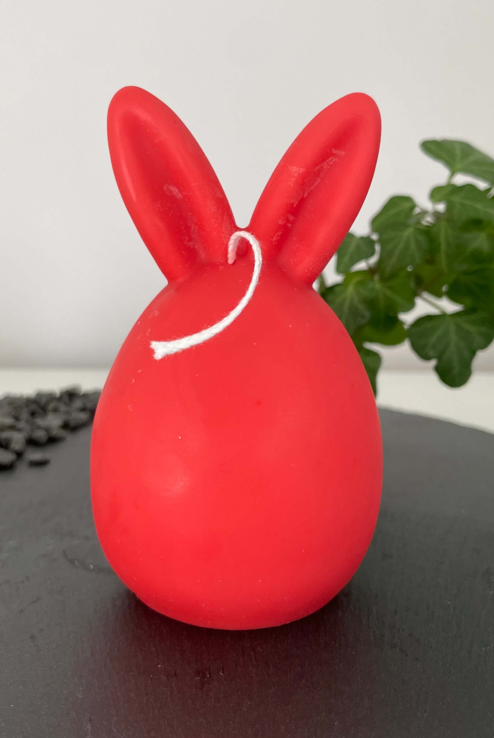 Auf diesem Bild sieht man unsere Bunny Breeze Easter Egg Kerzen. Sie sind handgemacht aus nachhaltigem Sojawachs. Außerdem sind sie vegan, bio und umweltfreundlich. In Rot.