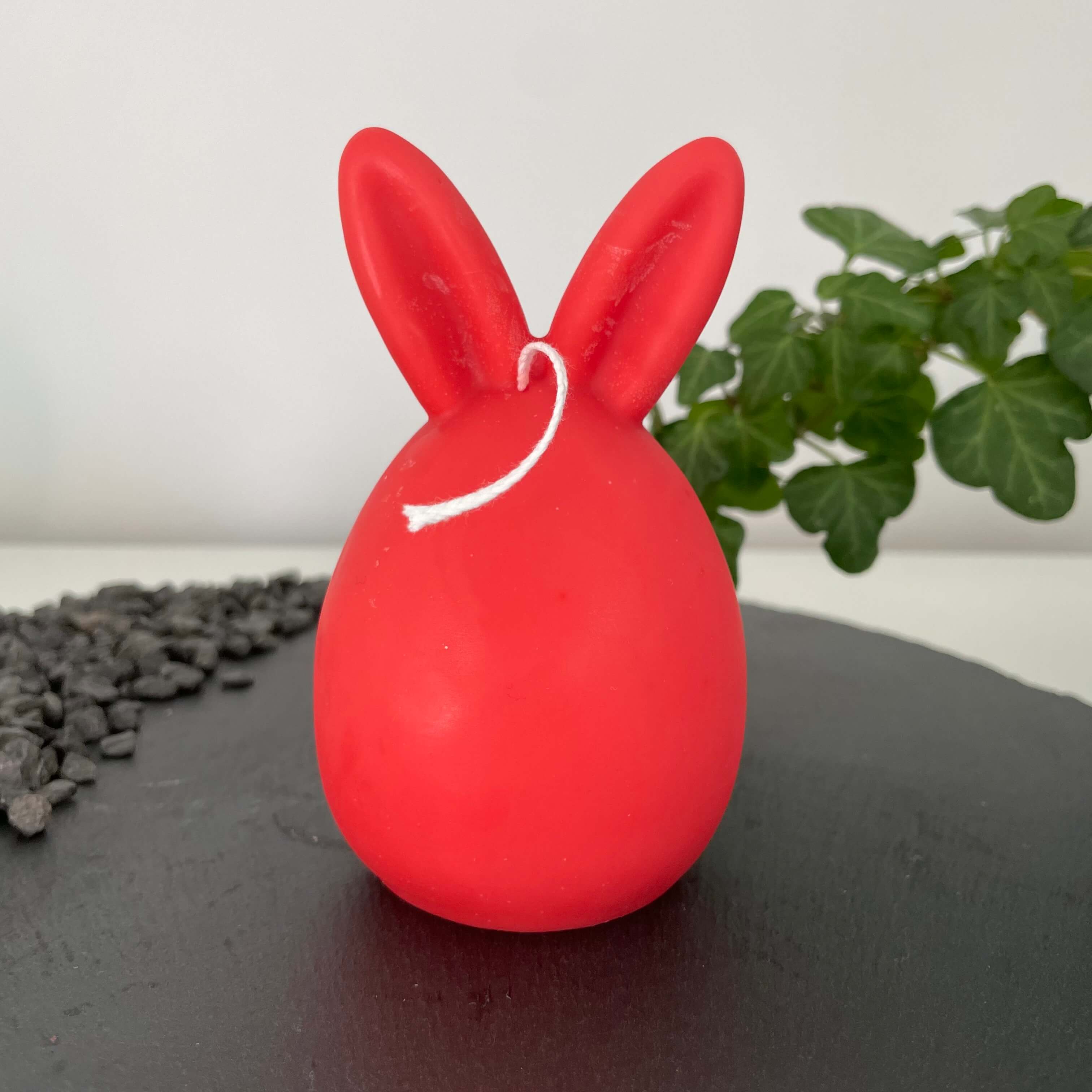 Auf diesem Bild sieht man unsere Bunny Breeze Easter Egg Kerzen. Sie sind handgemacht aus nachhaltigem Sojawachs. Außerdem sind sie vegan, bio und umweltfreundlich. In Rot.