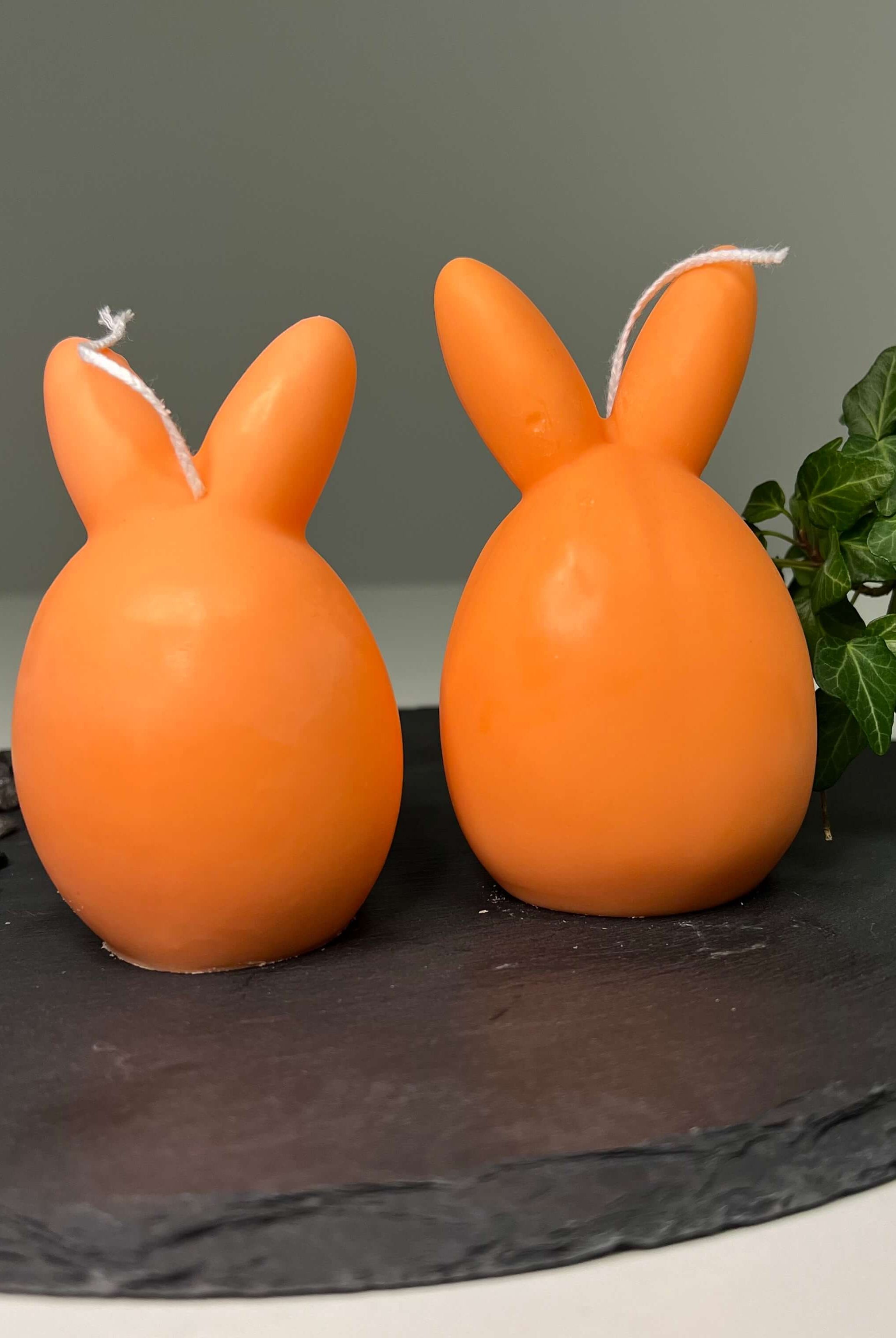 Dargestellt sind unsere Osterkerzen Bunny Breeze Easter Egg. Sie sind handgemacht aus Sojawachs. Ihr Design ist einzigartig. Diese Osterkerzen sind ein Unikat.