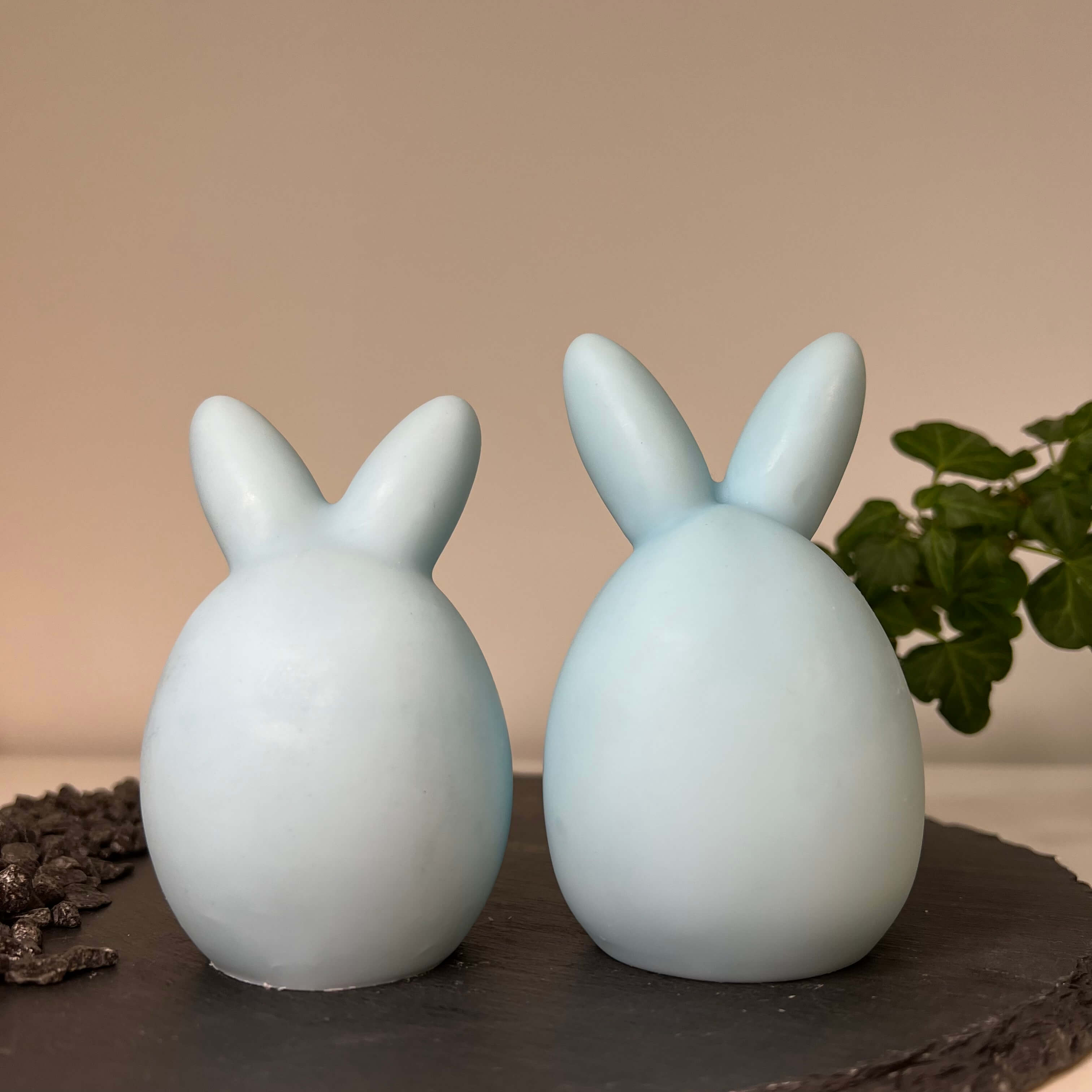 Unsere Bunny Breeze Easter Egg Kerzen sind in verschiedenen Düften erhältlich. Die Düfte haben einen angenehmen und beruhigenden Geruch. Sie sind perfekt für gemütliche Tage. In Hellblau.