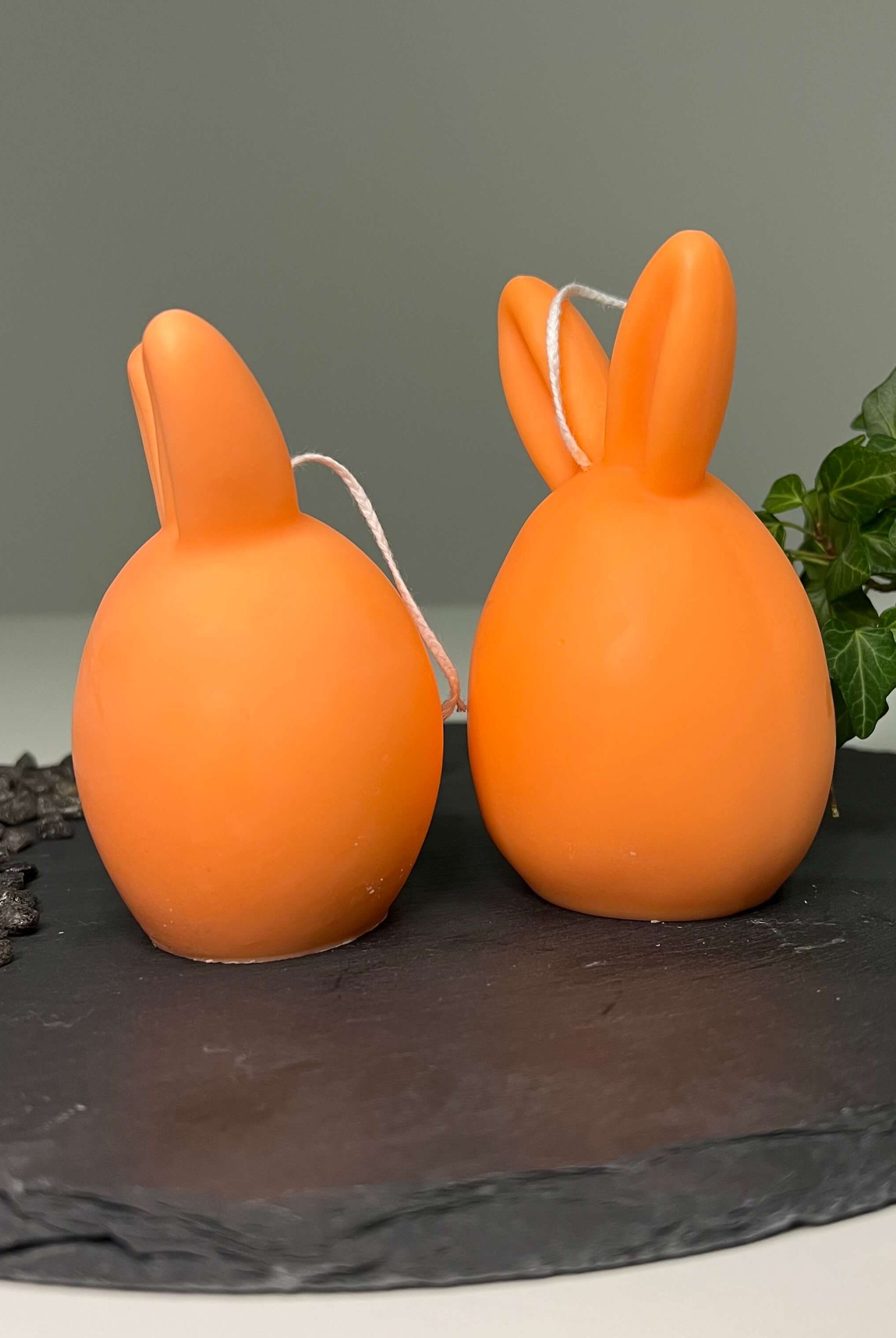 Unsere Bunny Breeze Easter Egg Kerzen sind mit ihrem Osterei und Hasen Design perfekt als Ostergeschenk und Gastgeschenk geeignet. Sie sind aus hochwertigem Sojawachs handgefertigt.