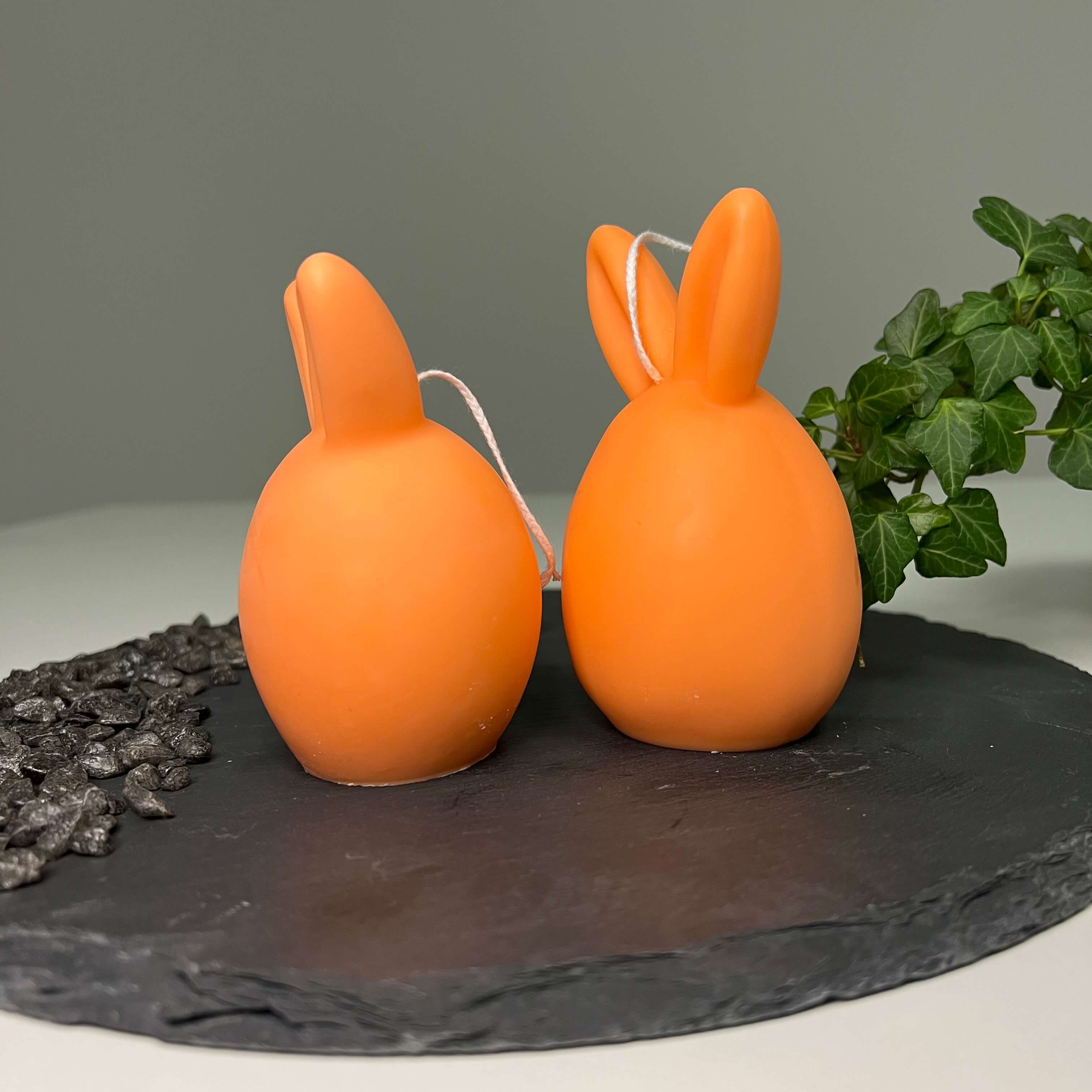 Unsere Bunny Breeze Easter Egg Kerzen sind mit ihrem Osterei und Hasen Design perfekt als Ostergeschenk und Gastgeschenk geeignet. Sie sind aus hochwertigem Sojawachs handgefertigt.