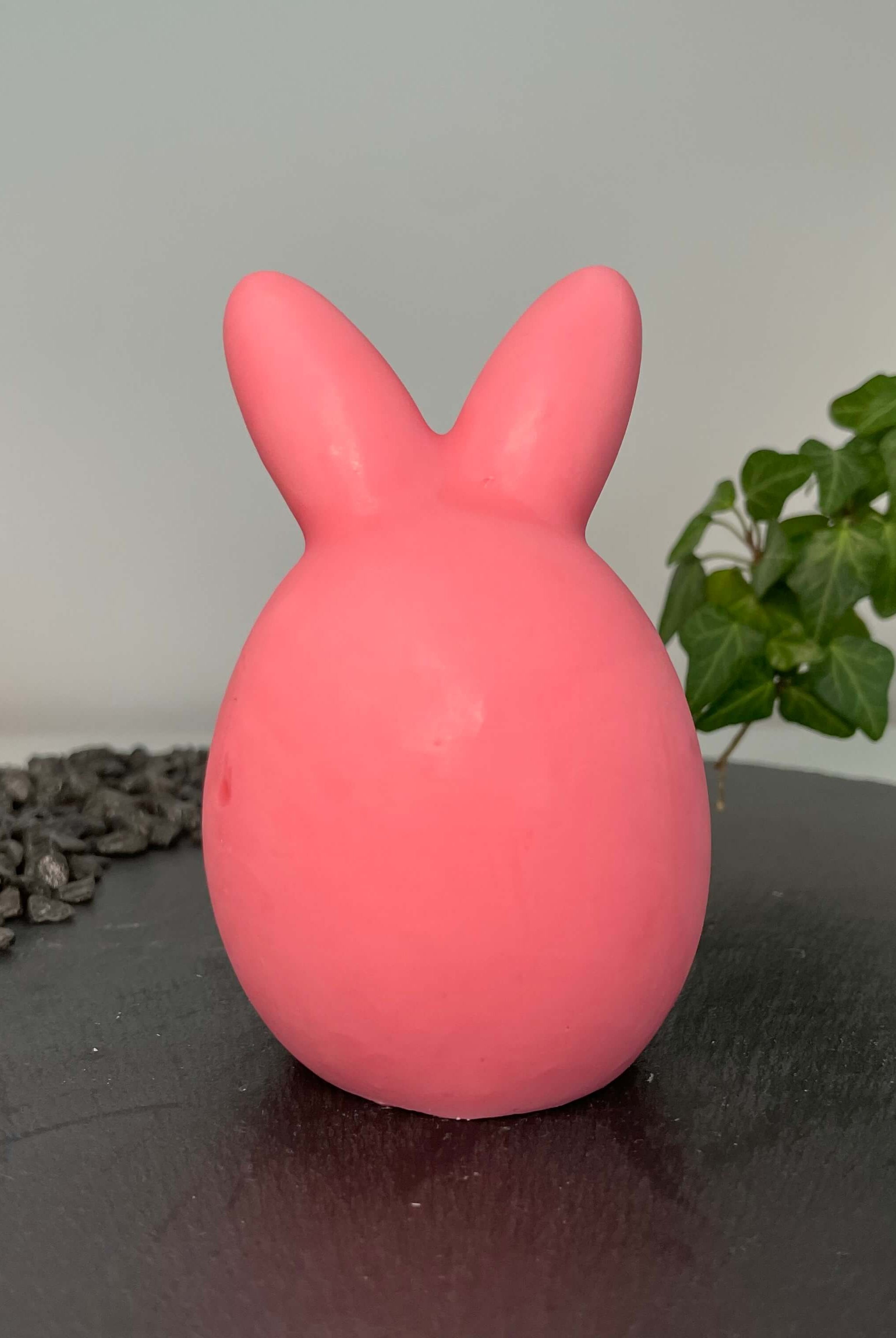 Unsere Bunny Breeze Easter Egg Kerzen sind mit ihrem Osterei und Hasen Design perfekt als Ostergeschenk und Gastgeschenk geeignet. Sie sind aus hochwertigem Sojawachs handgefertigt. In Pink.