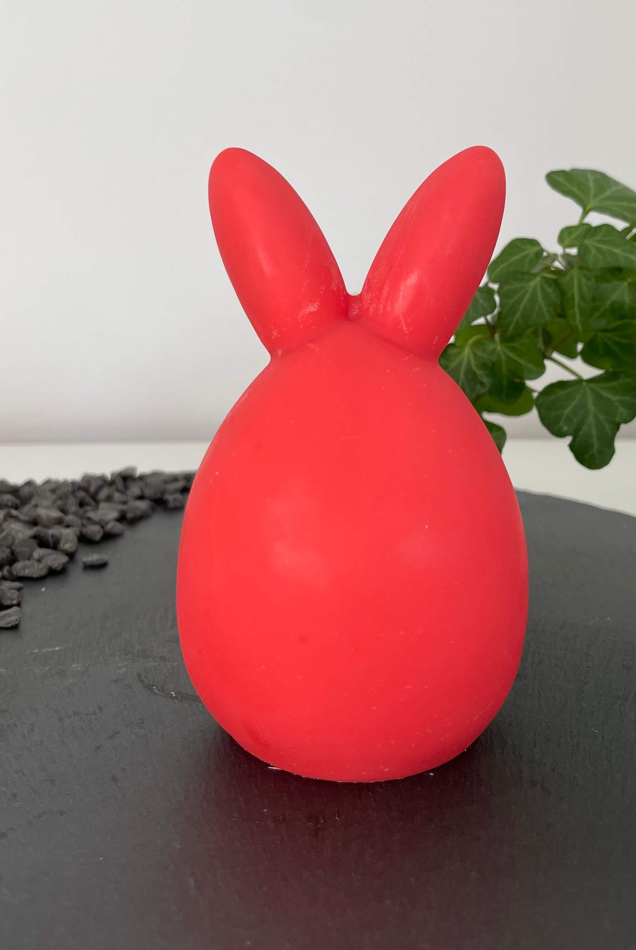 Unsere Bunny Breeze Easter Egg Kerzen sind mit ihrem Osterei und Hasen Design perfekt als Ostergeschenk und Gastgeschenk geeignet. Sie sind aus hochwertigem Sojawachs handgefertigt. In Rot.