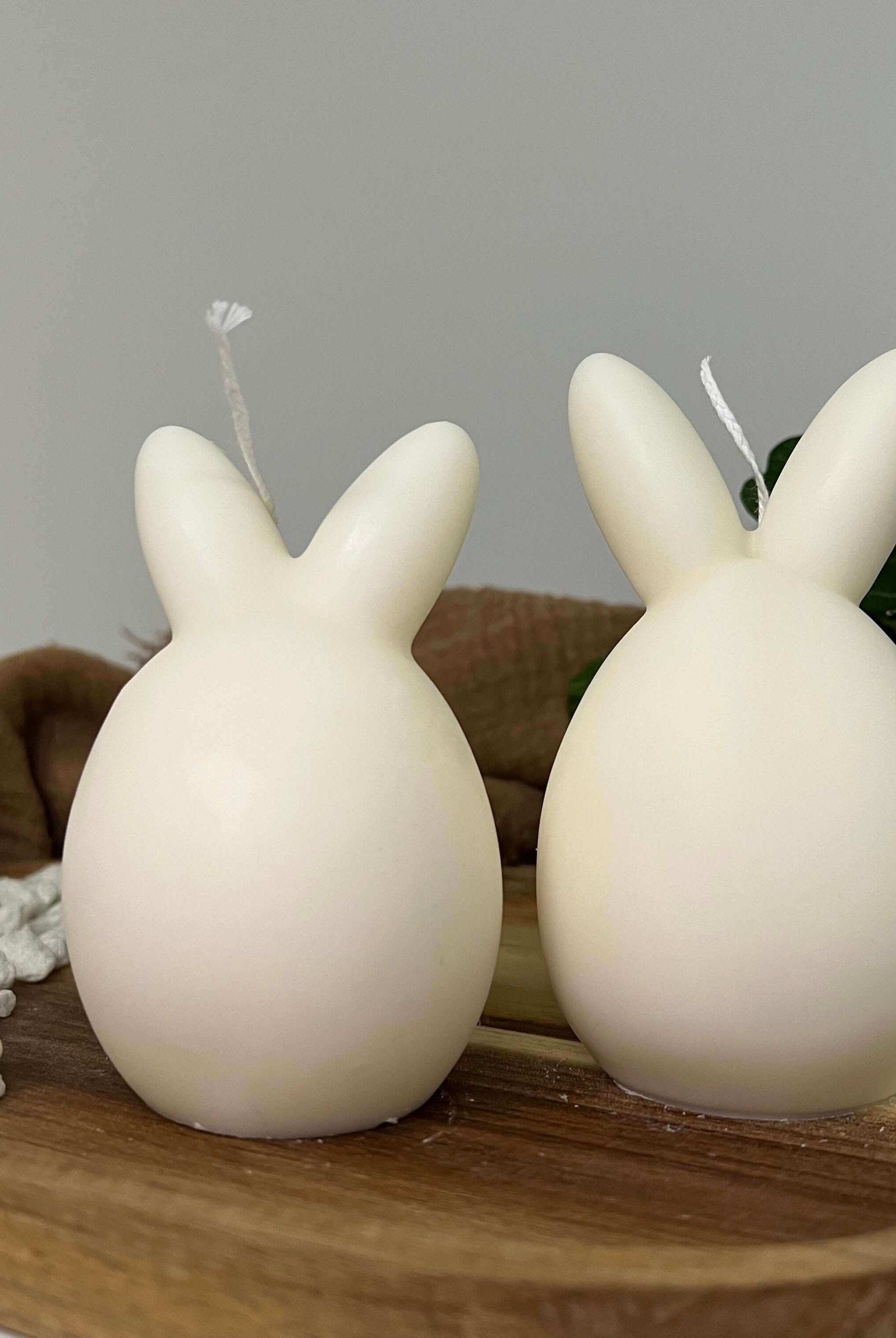 Dargestellt sind unsere Osterkerzen Bunny Breeze Easter Egg. Sie sind handgemacht aus Sojawachs. Ihr Design ist einzigartig. Diese Osterkerzen sind ein Unikat. In weiß.