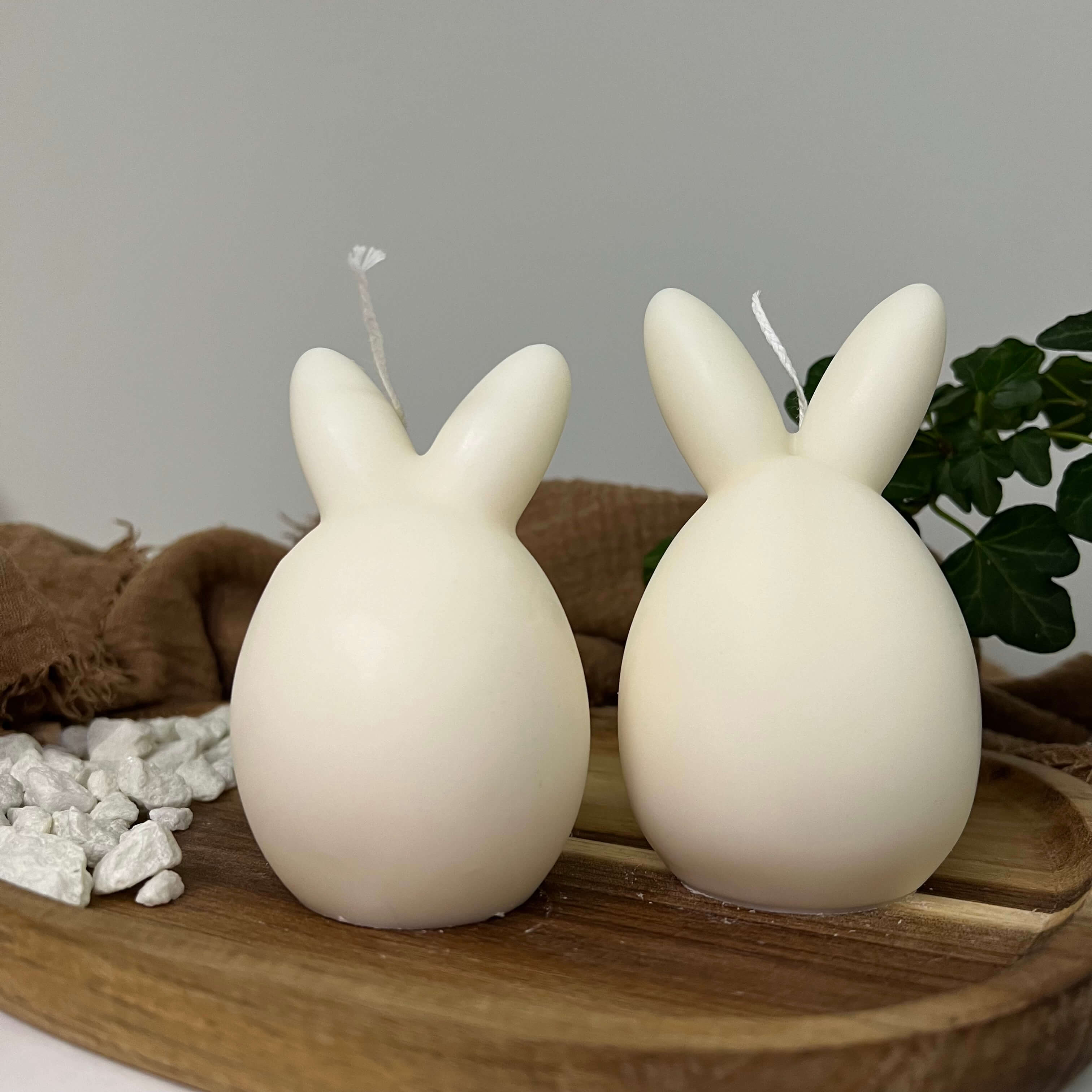 Dargestellt sind unsere Osterkerzen Bunny Breeze Easter Egg. Sie sind handgemacht aus Sojawachs. Ihr Design ist einzigartig. Diese Osterkerzen sind ein Unikat. In weiß.