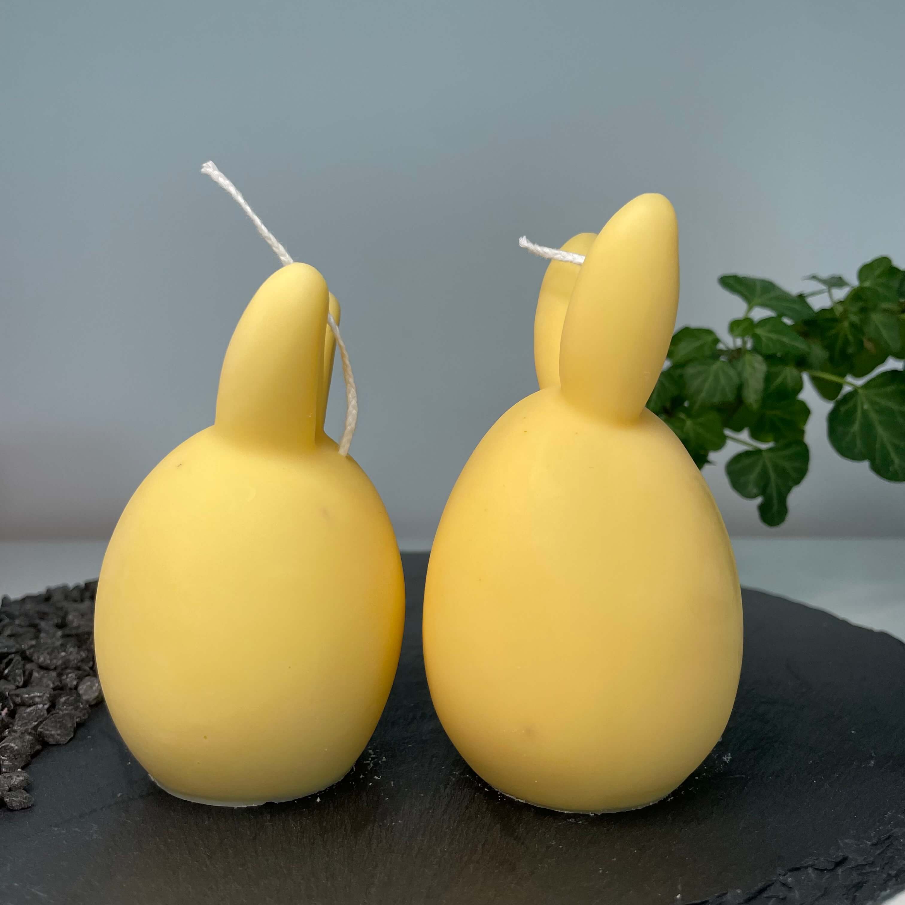 Unsere Bunny Breeze Easter Egg Kerzen sind mit ihrem Osterei und Hasen Design perfekt als Ostergeschenk und Gastgeschenk geeignet. Sie sind aus hochwertigem Sojawachs handgefertigt. In Gelb.