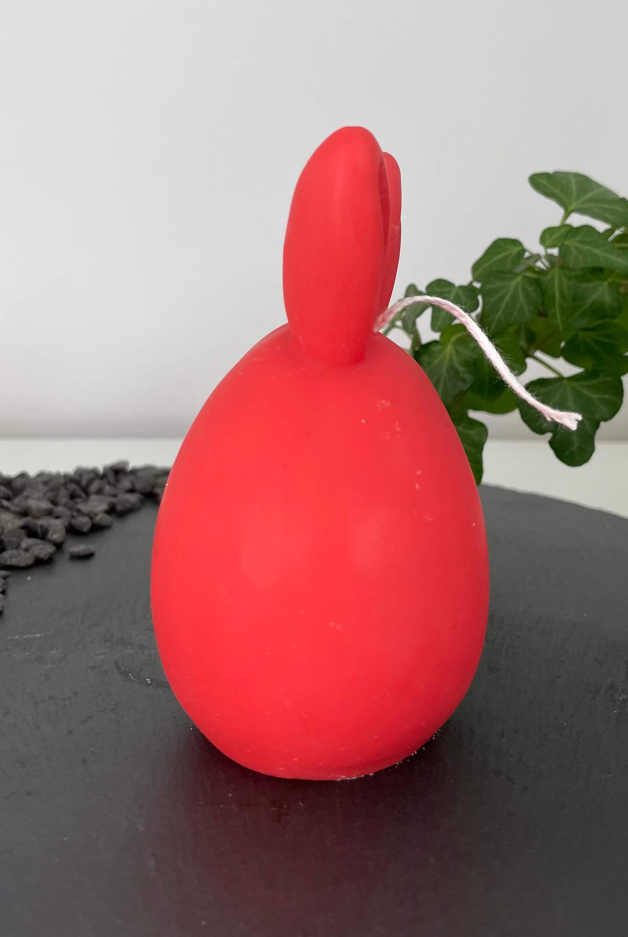 Unsere Bunny Breeze Easter Egg Kerzen sind in verschiedenen Düften erhältlich. Die Düfte haben einen angenehmen und beruhigenden Geruch. Sie sind perfekt für gemütliche Tage. In Rot.