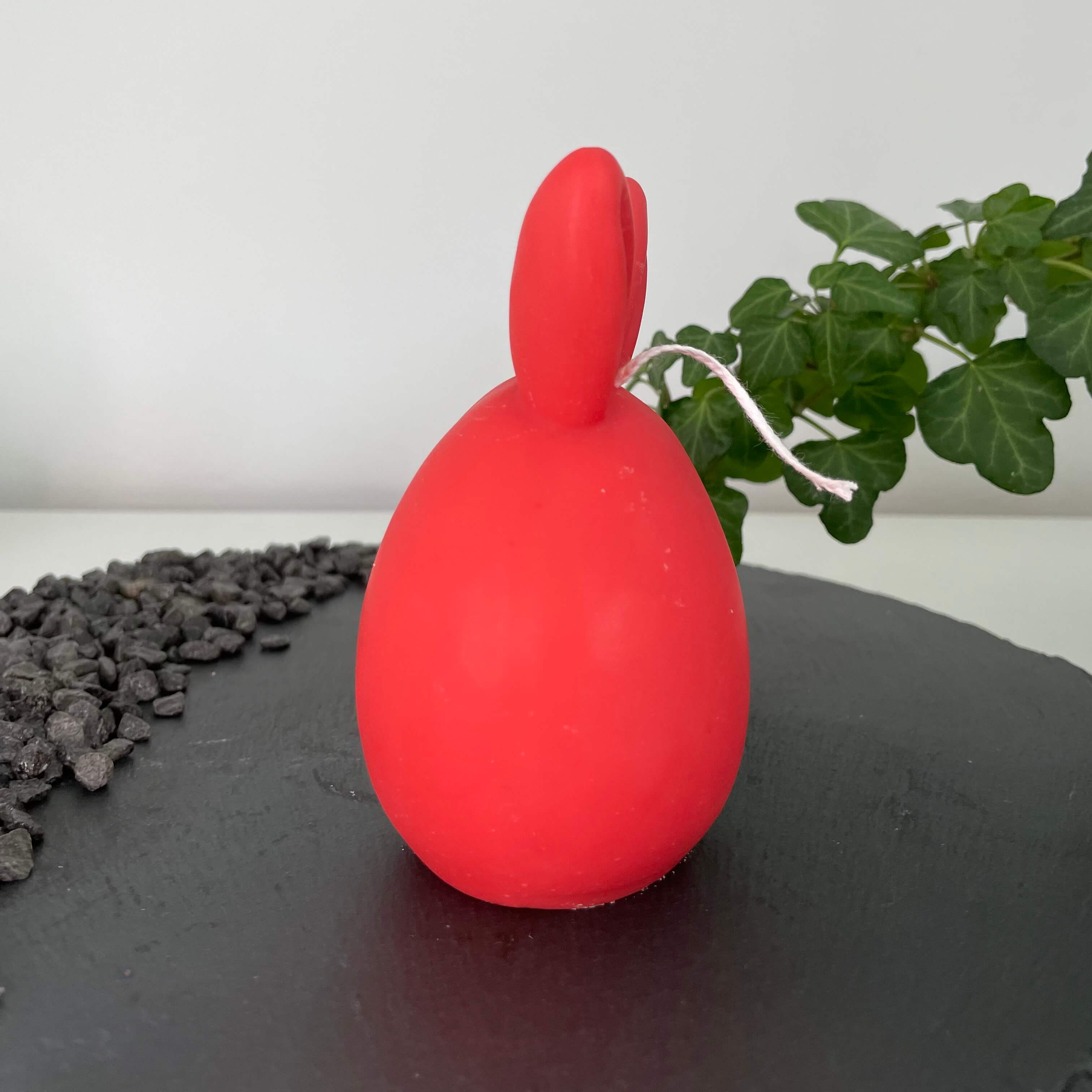 Unsere Bunny Breeze Easter Egg Kerzen sind in verschiedenen Düften erhältlich. Die Düfte haben einen angenehmen und beruhigenden Geruch. Sie sind perfekt für gemütliche Tage. In Rot.