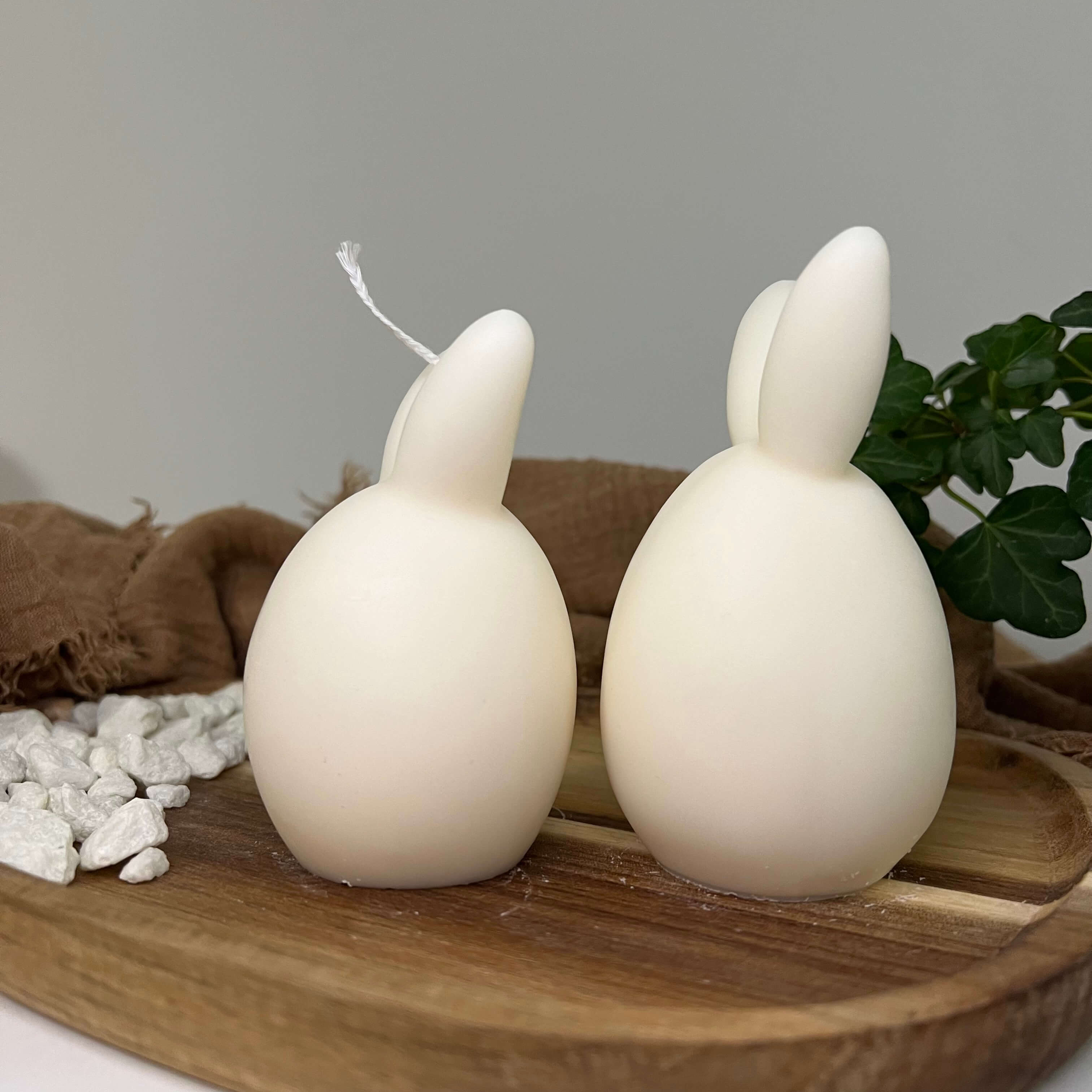 Unsere Bunny Breeze Easter Egg Kerzen sind mit ihrem Osterei und Hasen Design perfekt als Ostergeschenk und Gastgeschenk geeignet. Sie sind aus hochwertigem Sojawachs handgefertigt. In weiß.
