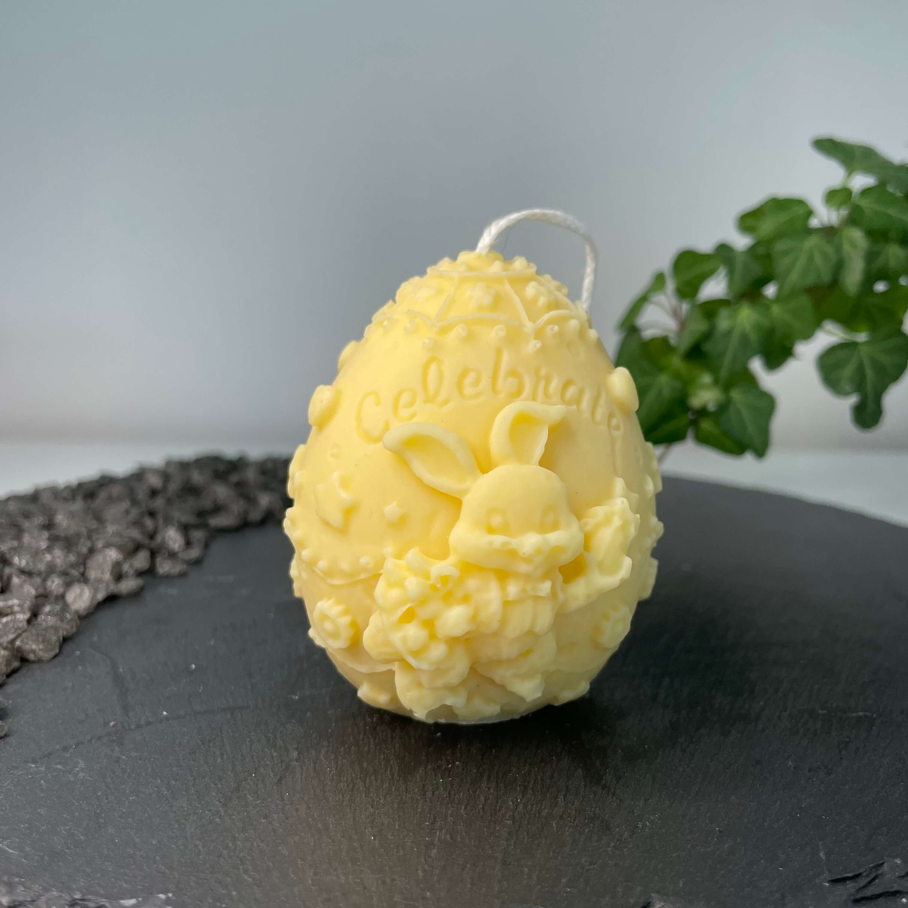 Auf diesem Bild sieht man unsere Bunny Celebration Egg Kerze. Sie ist handgemacht aus Sojawachs. Zudem ist sie auch nachhaltig, vegan und umweltfreundlich. In gelb.