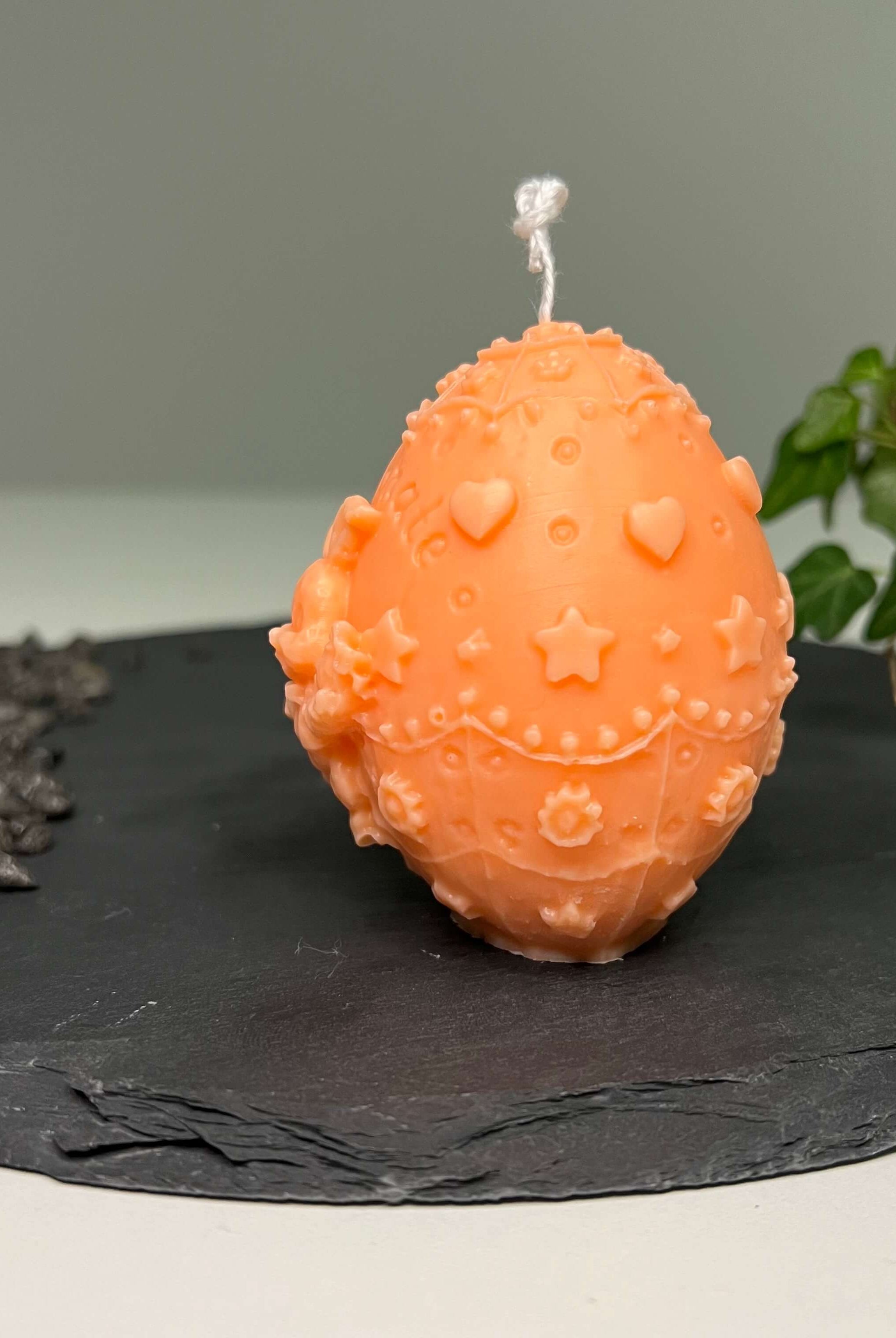 Unsere Bunny Celebration Egg Kerze ist in verschiedenen Düften erhältlich. Der Geruch ist angenehm, beruhigend und entspannend. Perfekt für gemütliche Abende und Ostertage. In orange.