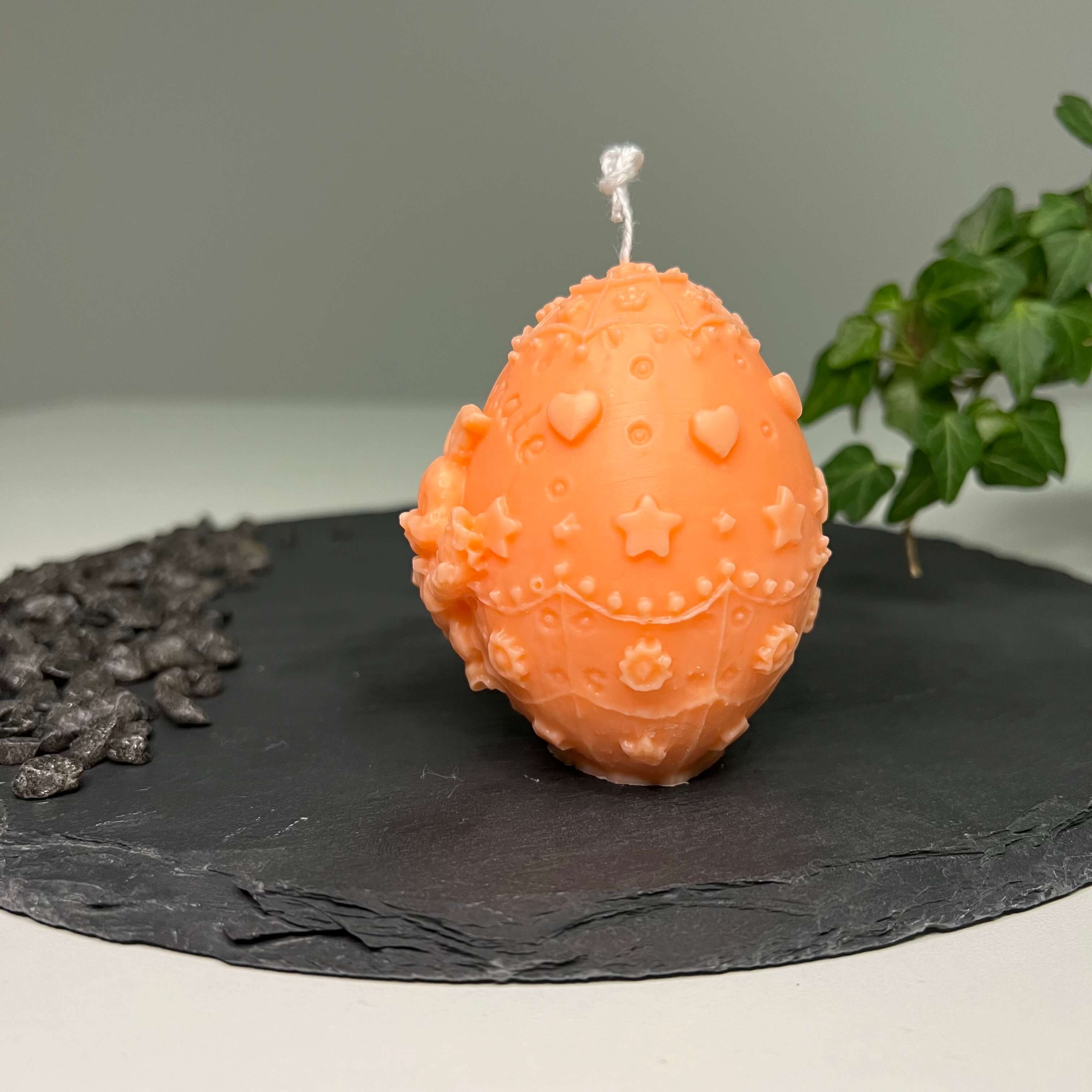 Unsere Bunny Celebration Egg Kerze ist in verschiedenen Düften erhältlich. Der Geruch ist angenehm, beruhigend und entspannend. Perfekt für gemütliche Abende und Ostertage. In orange.