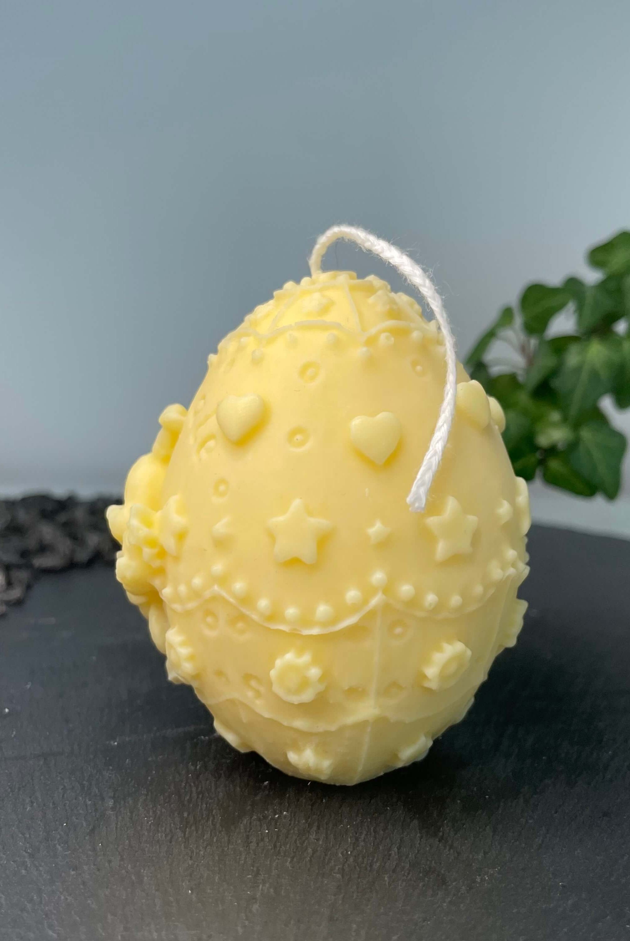 Unsere Bunny Celebration Egg Kerze ist in verschiedenen Düften erhältlich. Der Geruch ist angenehm, beruhigend und entspannend. Perfekt für gemütliche Abende und Ostertage. In gelb.