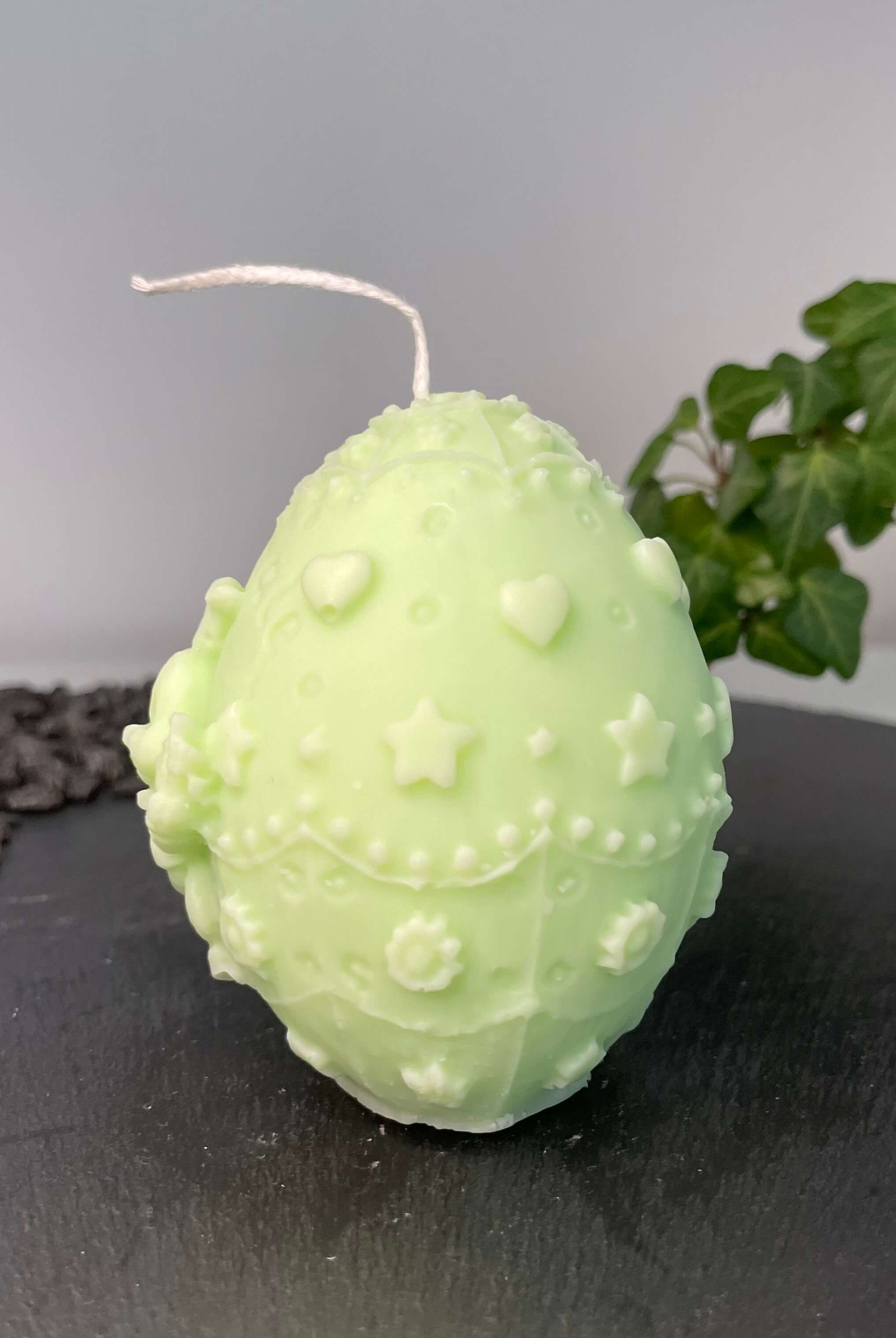 Unsere Bunny Celebration Egg Kerze ist in verschiedenen Düften erhältlich. Der Geruch ist angenehm, beruhigend und entspannend. Perfekt für gemütliche Abende und Ostertage. In hellgrün.