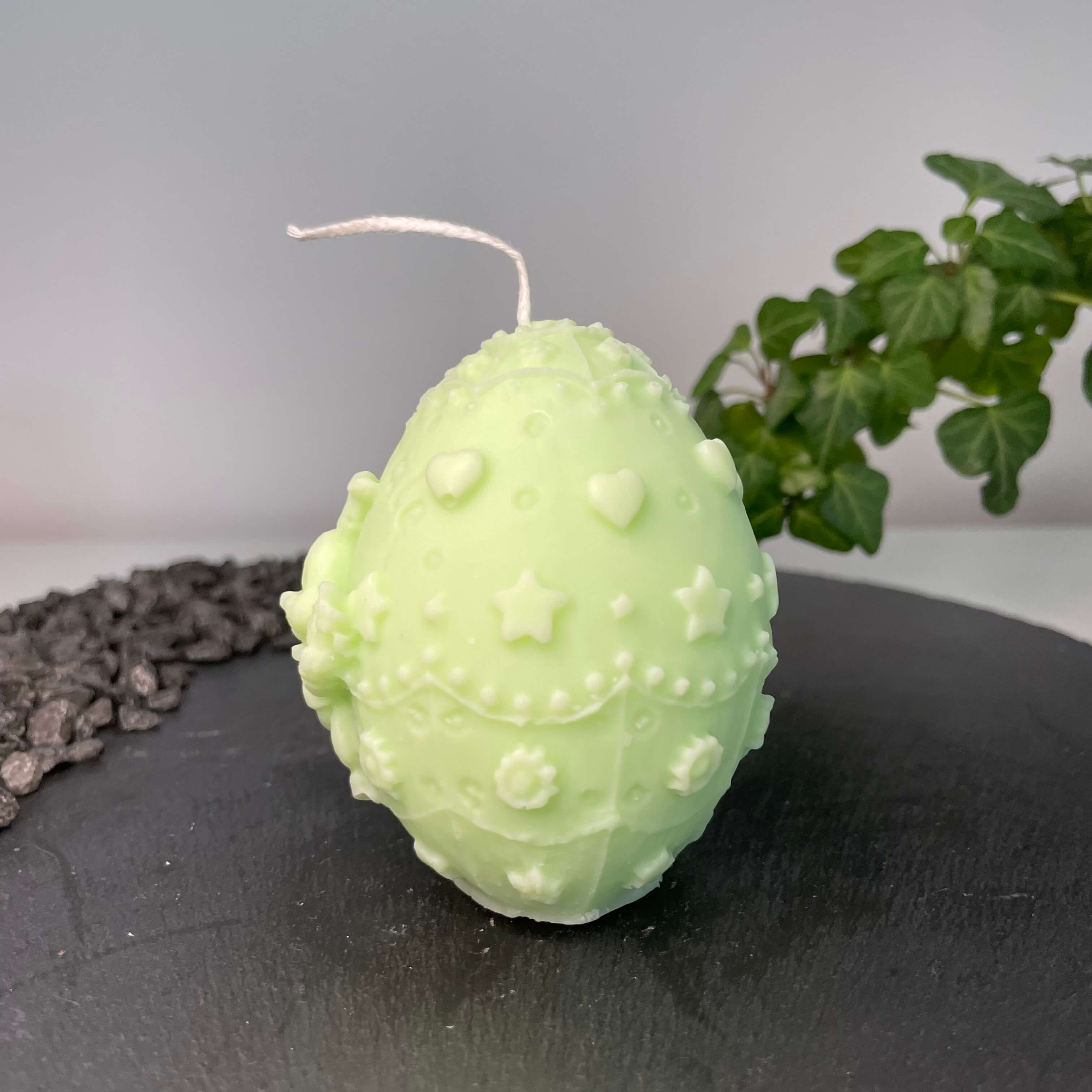 Unsere Bunny Celebration Egg Kerze ist in verschiedenen Düften erhältlich. Der Geruch ist angenehm, beruhigend und entspannend. Perfekt für gemütliche Abende und Ostertage. In hellgrün.