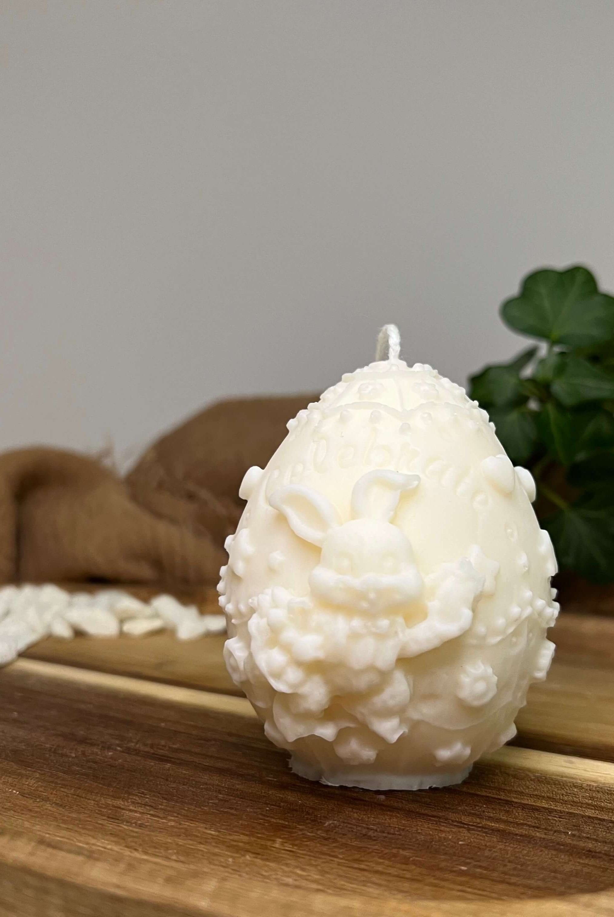 Hier sieht man unsere Bunny Celebration Egg Kerze. Mit ihrem Osterei und Hasen Design ist sie perfekt als Dekoration geeignet. Sie ist ästhetisch, stilvoll und elegant. In weiß.