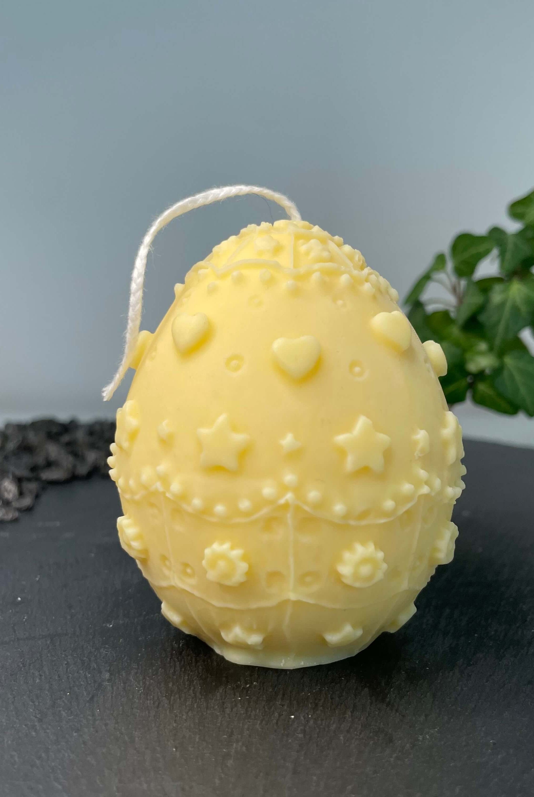 Diese Osterkerze namens Bunny Celebration Egg ist einzigartig und wunderschön. Sie passt als Osterdekoration in jedes Zuhause. In gelb.