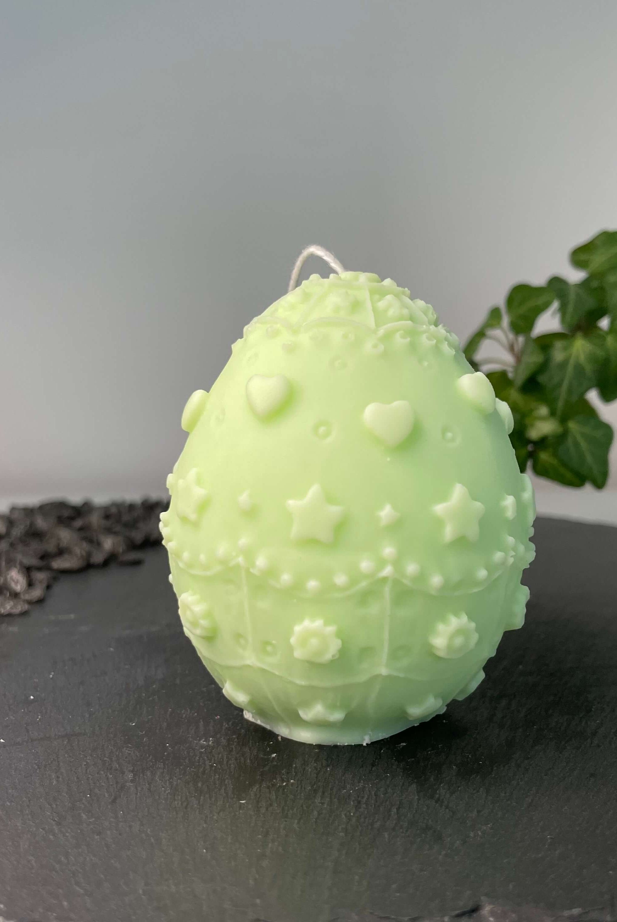 Diese Osterkerze namens Bunny Celebration Egg ist einzigartig und wunderschön. Sie passt als Osterdekoration in jedes Zuhause. In hellgrün.