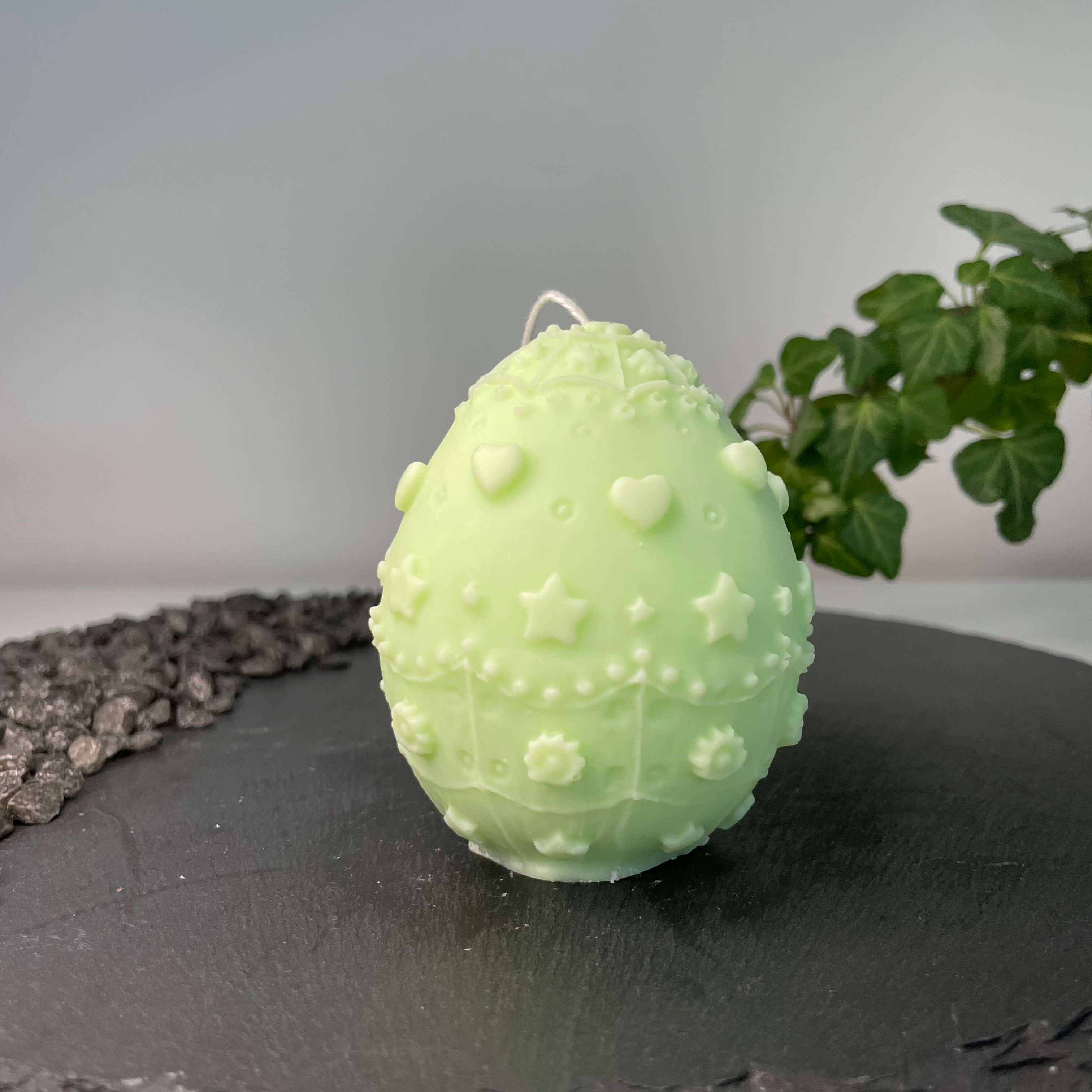 Diese Osterkerze namens Bunny Celebration Egg ist einzigartig und wunderschön. Sie passt als Osterdekoration in jedes Zuhause. In hellgrün.