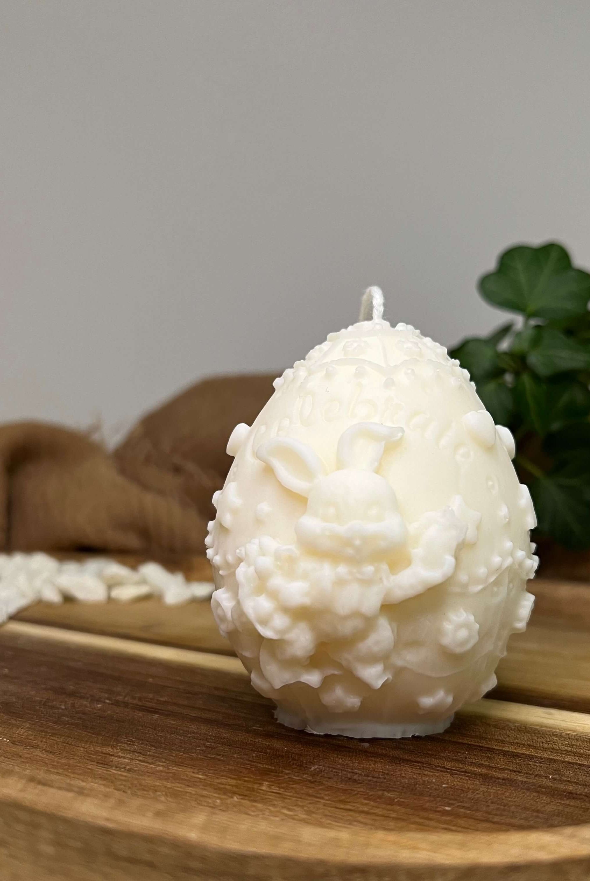 Unsere Bunny Celebration Egg Kerze ist in verschiedenen Düften erhältlich. Der Geruch ist angenehm, beruhigend und entspannend. Perfekt für gemütliche Abende und Ostertage. In weiß.