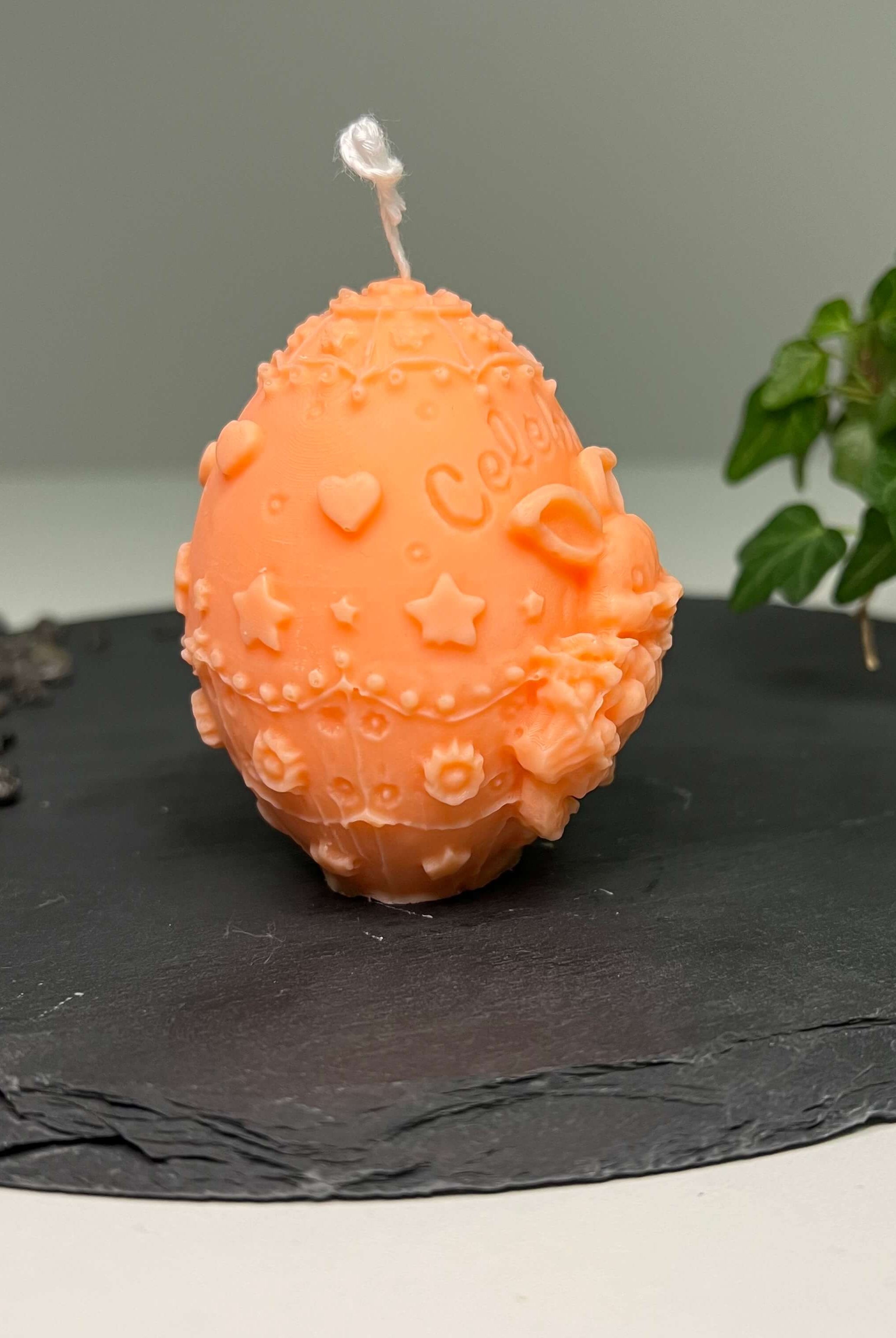 Diese Bunny Celebration Egg Kerze ist das perfekte Ostergeschenk mit ihrem Osterhasen und Osterei Aussehen. Sie ist handgefertigt aus hochwertigem Sojawachs. In orange.