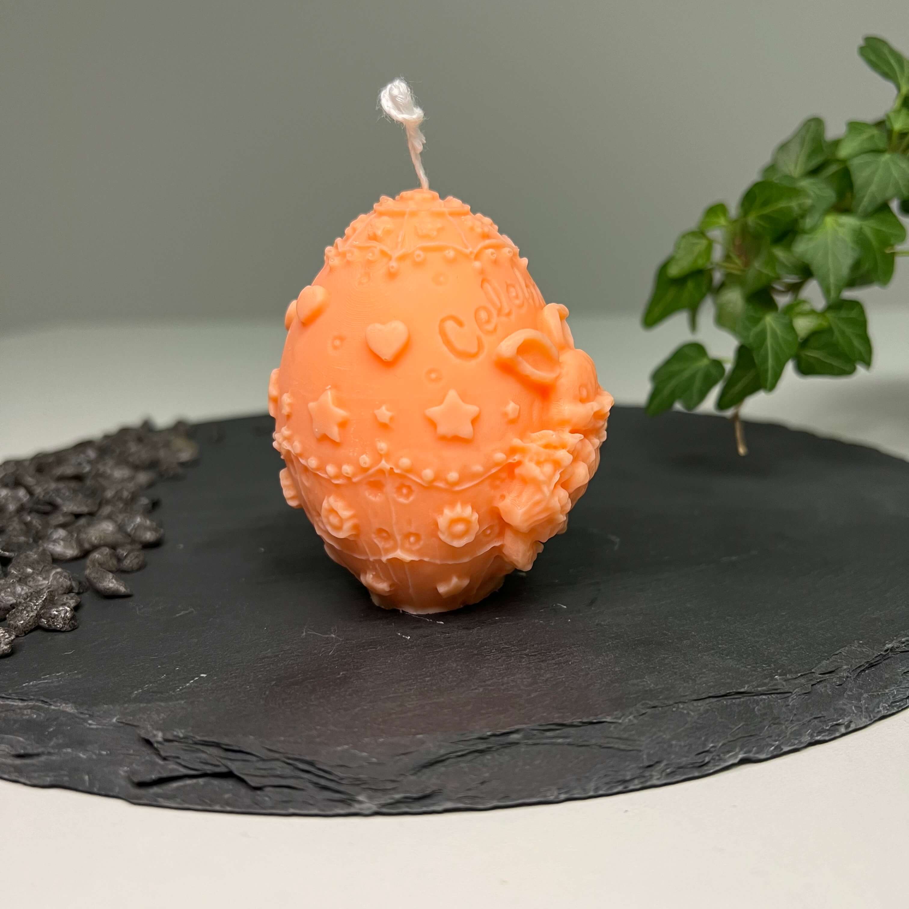 Diese Bunny Celebration Egg Kerze ist das perfekte Ostergeschenk mit ihrem Osterhasen und Osterei Aussehen. Sie ist handgefertigt aus hochwertigem Sojawachs. In orange.