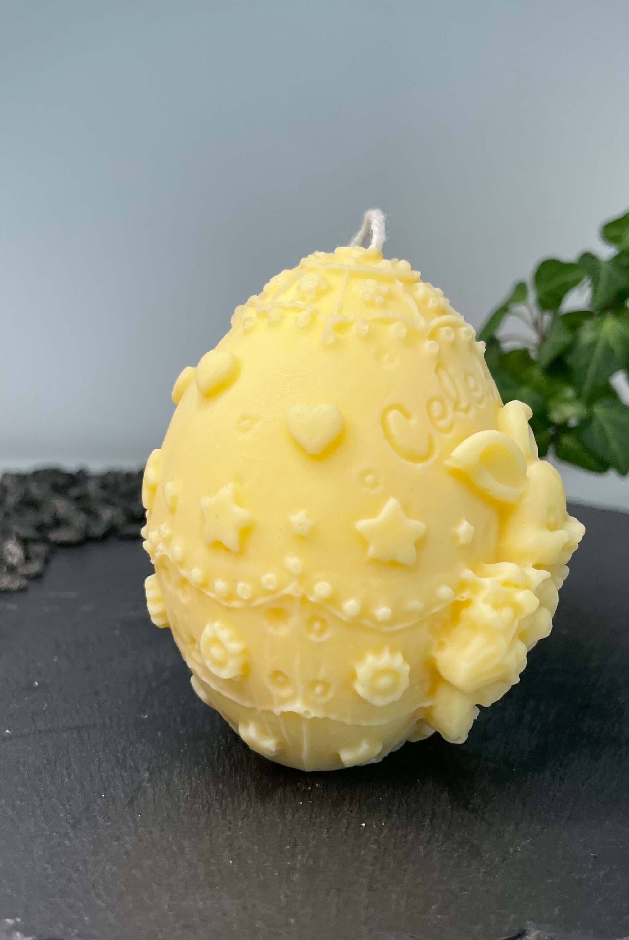Hier sieht man unsere Bunny Celebration Egg Kerze. Mit ihrem Osterei und Hasen Design ist sie perfekt als Dekoration geeignet. Sie ist ästhetisch, stilvoll und elegant. In gelb.