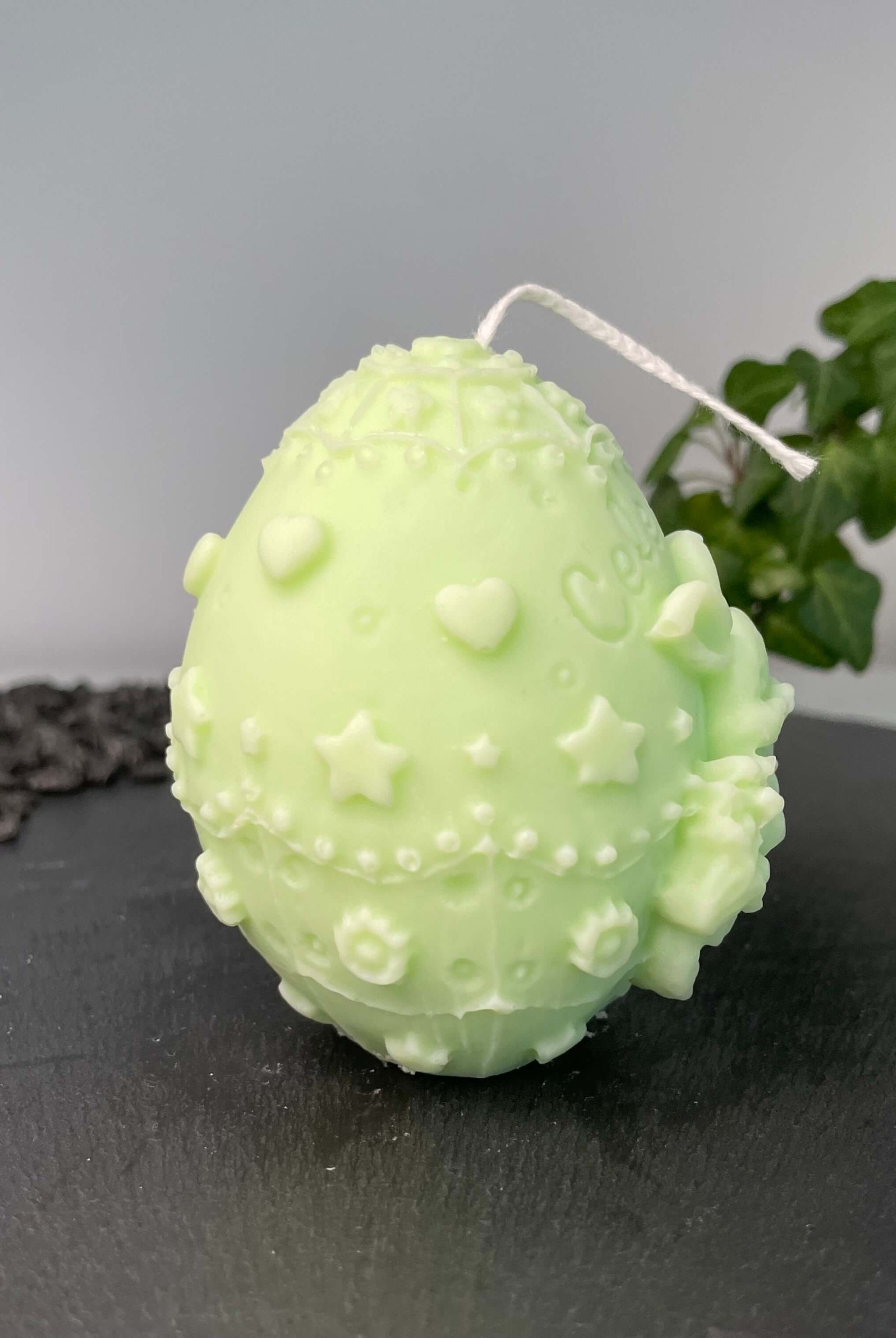 Hier sieht man unsere Bunny Celebration Egg Kerze. Mit ihrem Osterei und Hasen Design ist sie perfekt als Dekoration geeignet. Sie ist ästhetisch, stilvoll und elegant. In hellgrün.