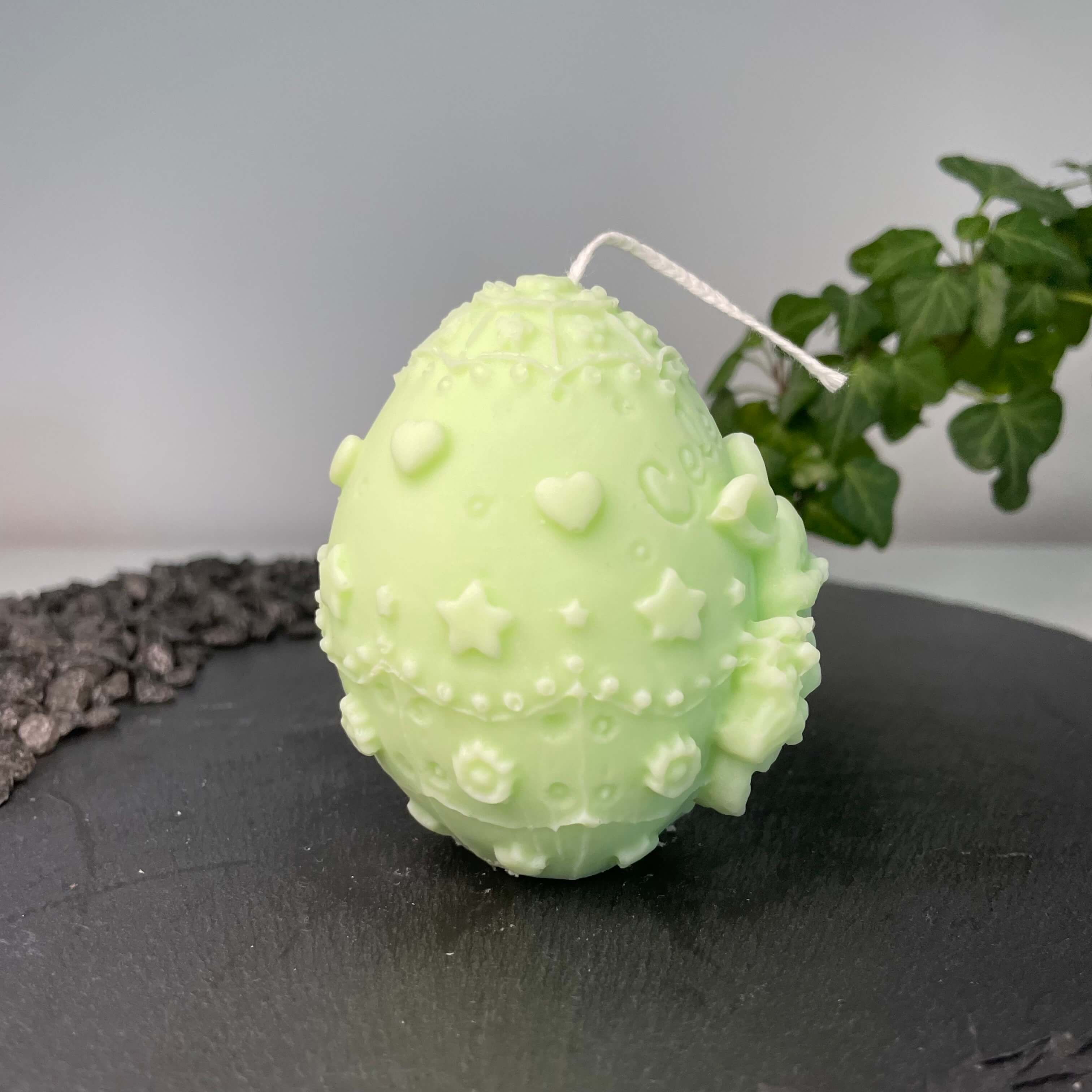 Hier sieht man unsere Bunny Celebration Egg Kerze. Mit ihrem Osterei und Hasen Design ist sie perfekt als Dekoration geeignet. Sie ist ästhetisch, stilvoll und elegant. In hellgrün.