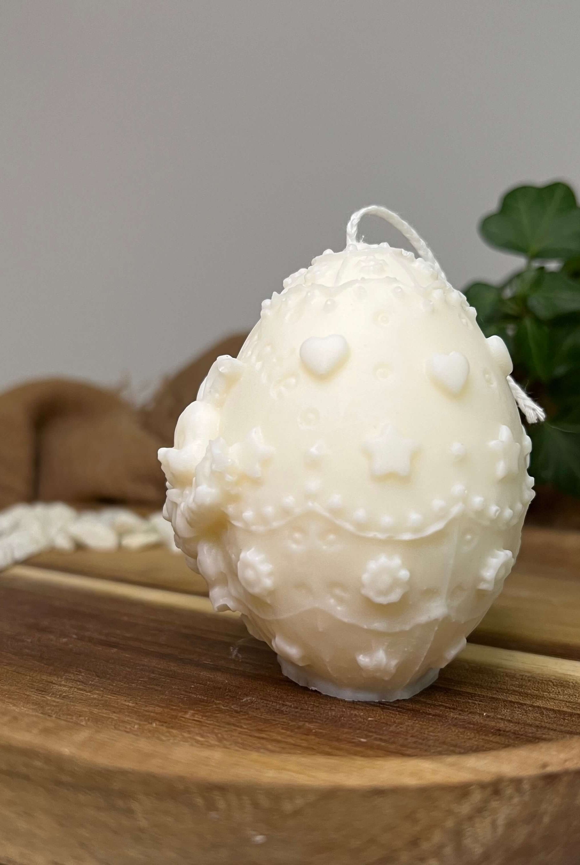 Diese Bunny Celebration Egg Kerze ist das perfekte Ostergeschenk mit ihrem Osterhasen und Osterei Aussehen. Sie ist handgefertigt aus hochwertigem Sojawachs. In weiß.