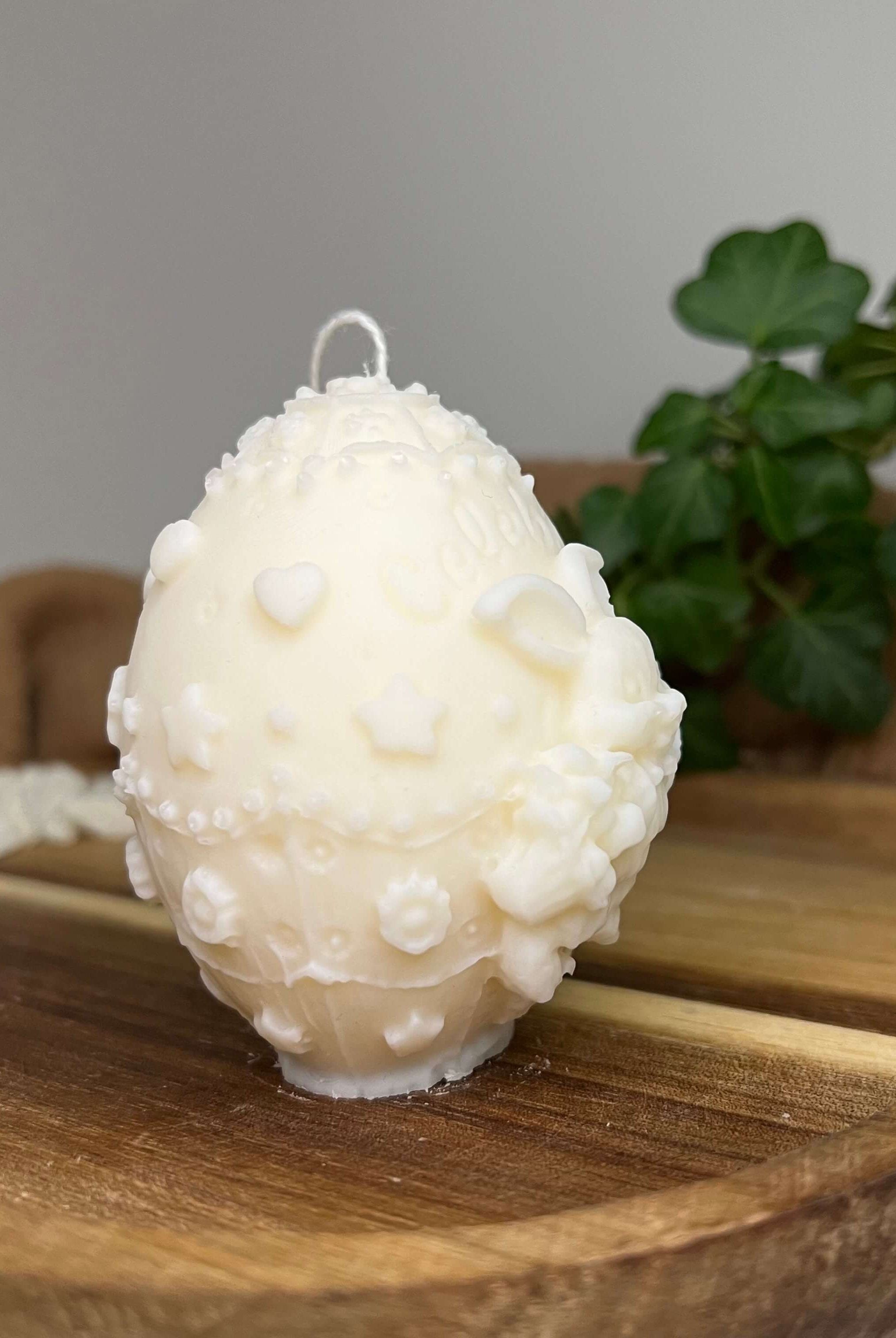 Diese Osterkerze namens Bunny Celebration Egg ist einzigartig und wunderschön. Sie passt als Osterdekoration in jedes Zuhause. In weiß.