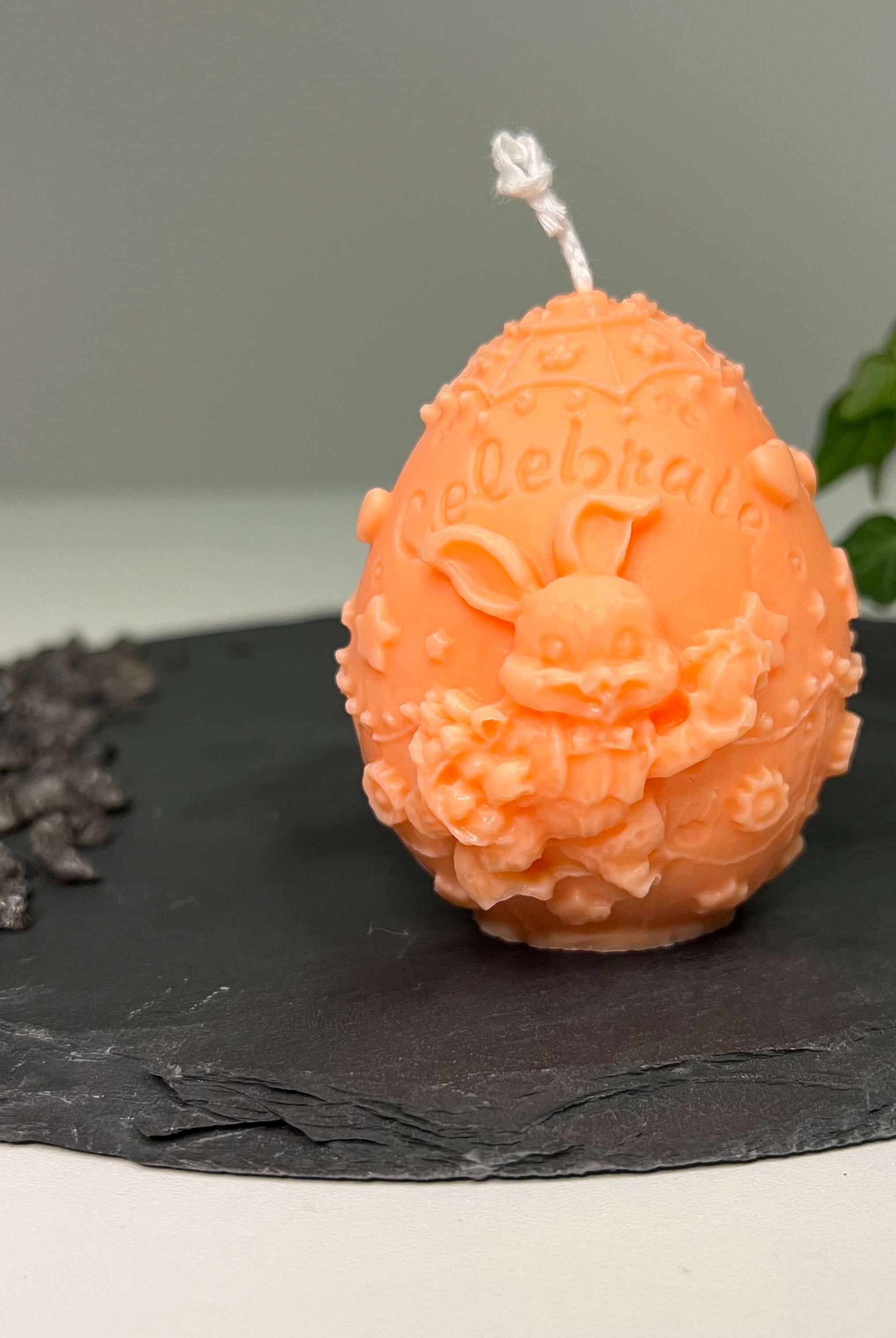Hier sieht man unsere Bunny Celebration Egg Kerze. Mit ihrem Osterei und Hasen Design ist sie perfekt als Dekoration geeignet. Sie ist ästhetisch, stilvoll und elegant. In orange.