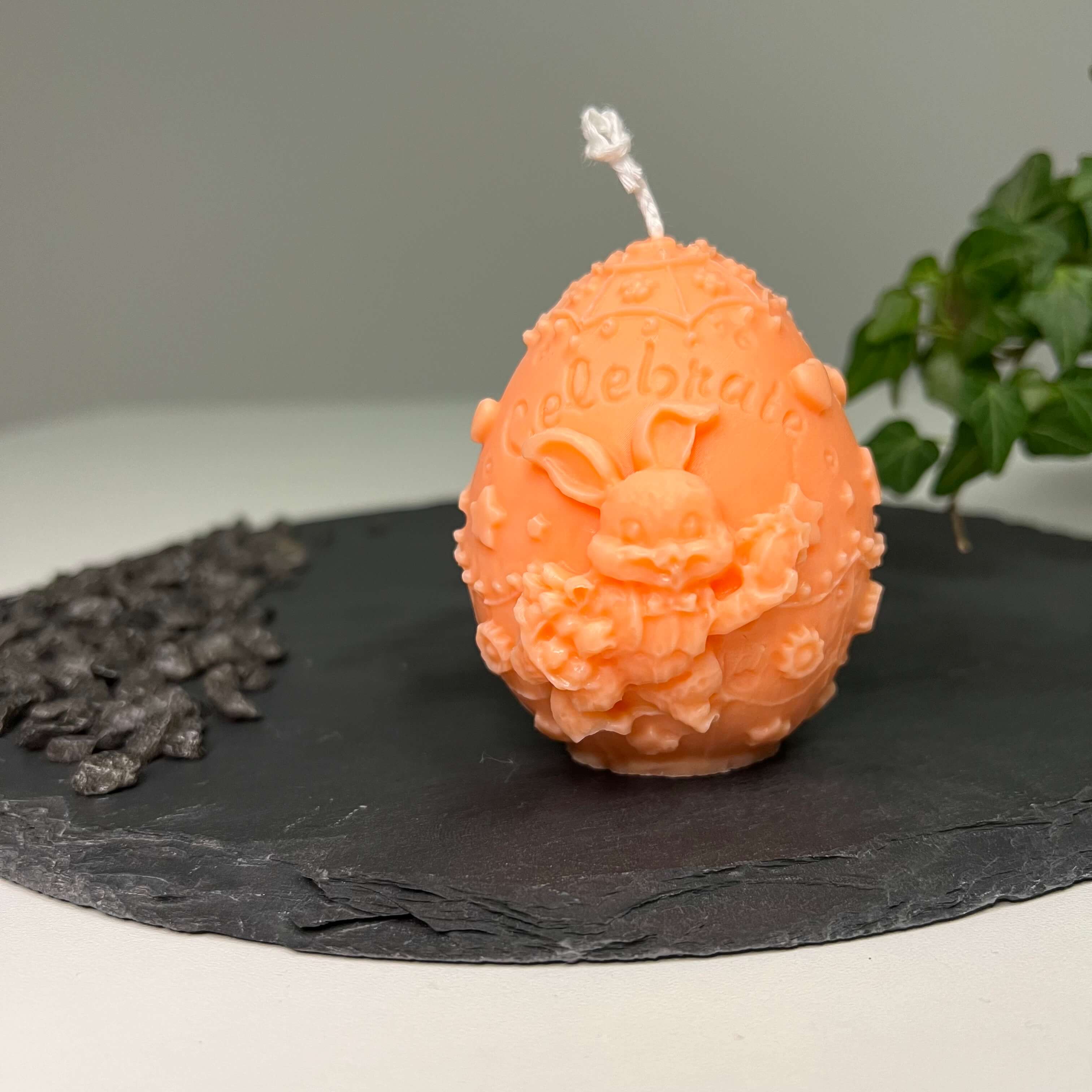 Hier sieht man unsere Bunny Celebration Egg Kerze. Mit ihrem Osterei und Hasen Design ist sie perfekt als Dekoration geeignet. Sie ist ästhetisch, stilvoll und elegant. In orange.