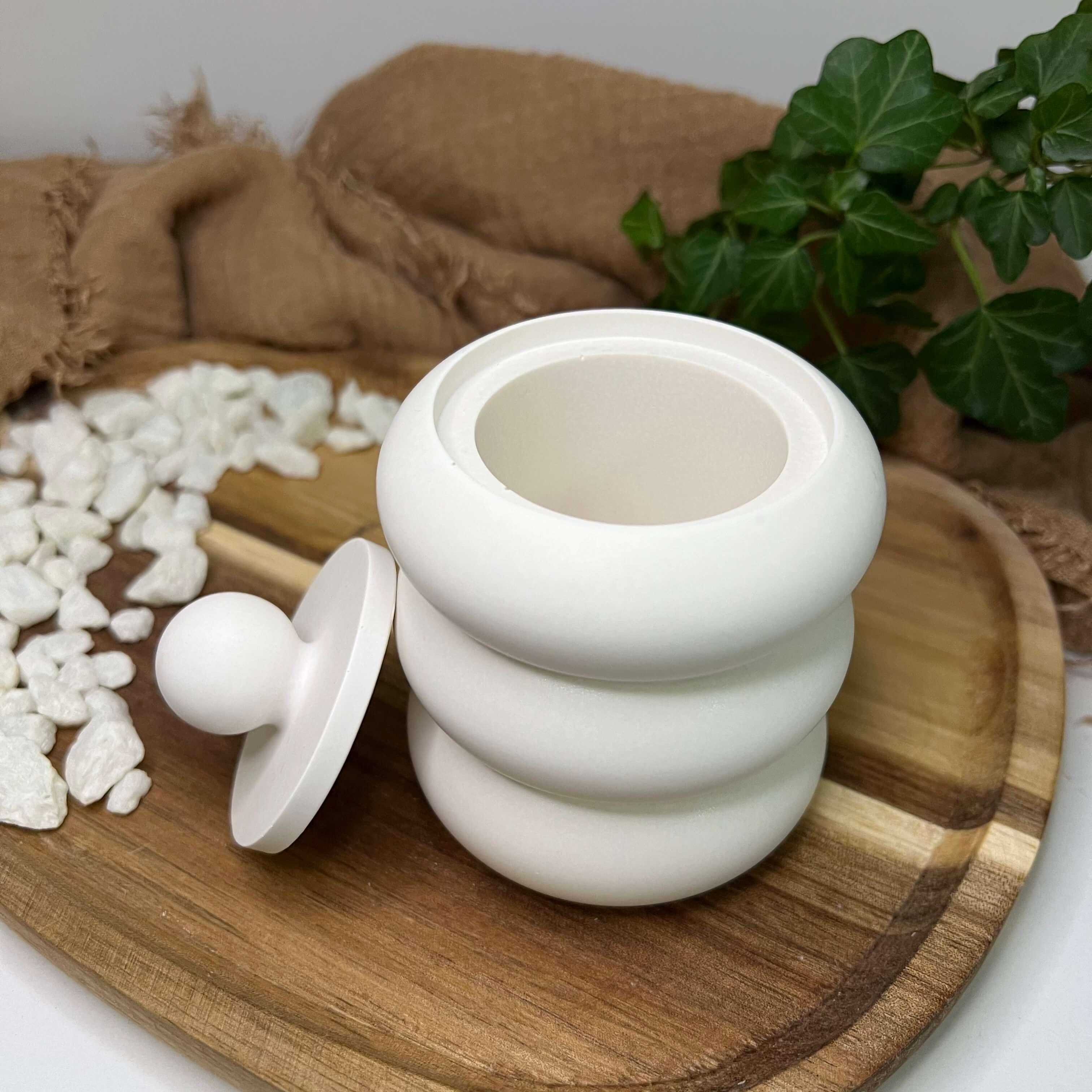 Der Celestial Bubble Elegance Jesmonite Behälter. Er ist nicht nur stilvoll und einzigartig, sondern auch als Ohrringständer und Schmuckaufbewahrung nutzbar. Handgefertigt aus nachhaltigem und hochwertigem Jesmonite.