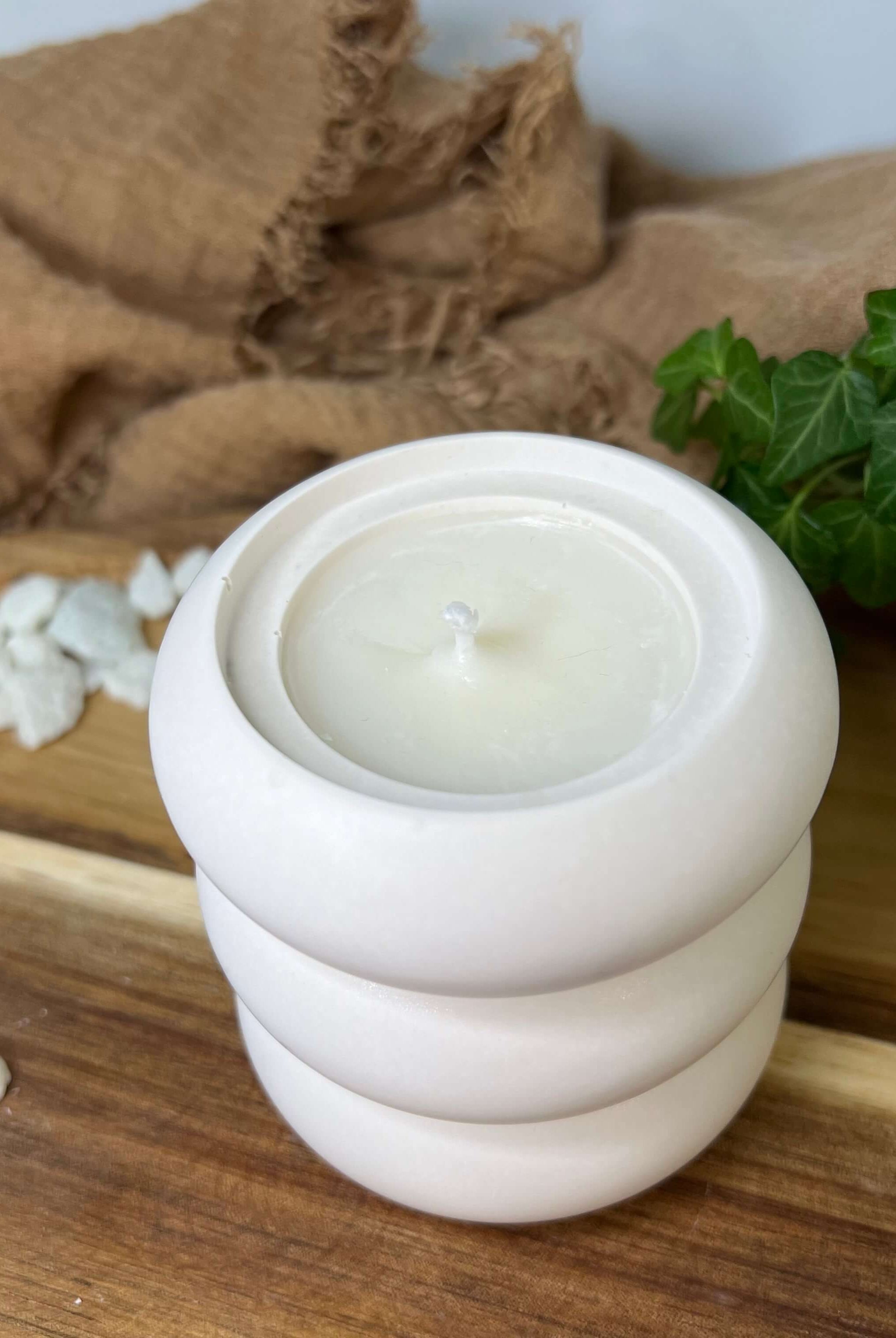 Celestial Bubble Elegance | Kerze. Das perfekte Gastgeschenk, Geburtstagsgeschenk, Ostergeschenk und Weihnachtsgeschenk. Handgefertigt aus hochwertigem Sojawachs und Jesmonite.