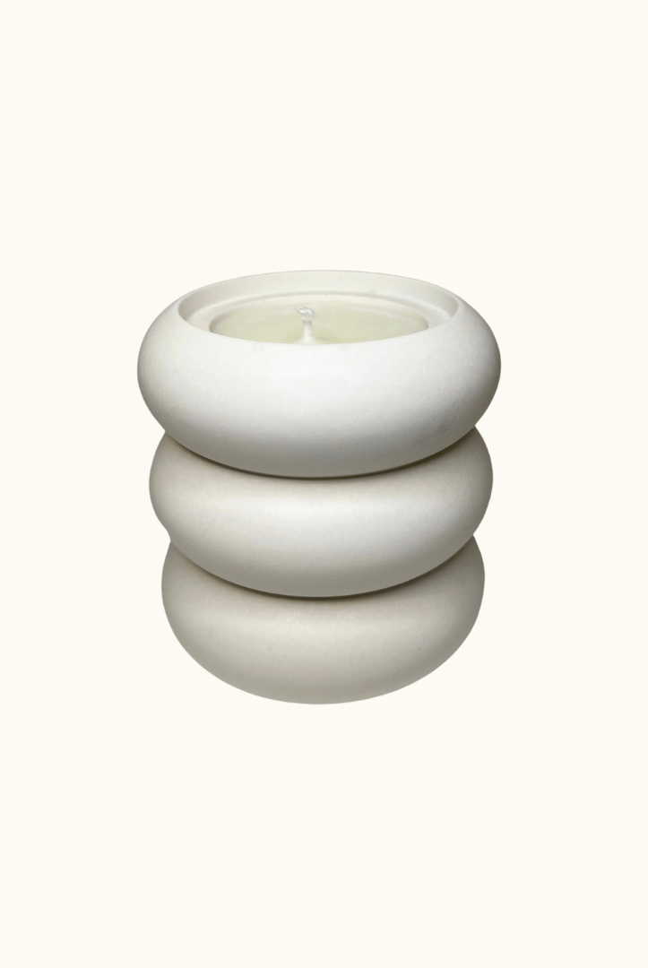 Auf diesem Bild sieht man unsere Celestial Bubble Elegance | Kerze. Sie ist handgemacht aus Bio Sojawachs und Jesmonite. Zudem ist sie nachhaltig, vegan und umweltfreundlich.