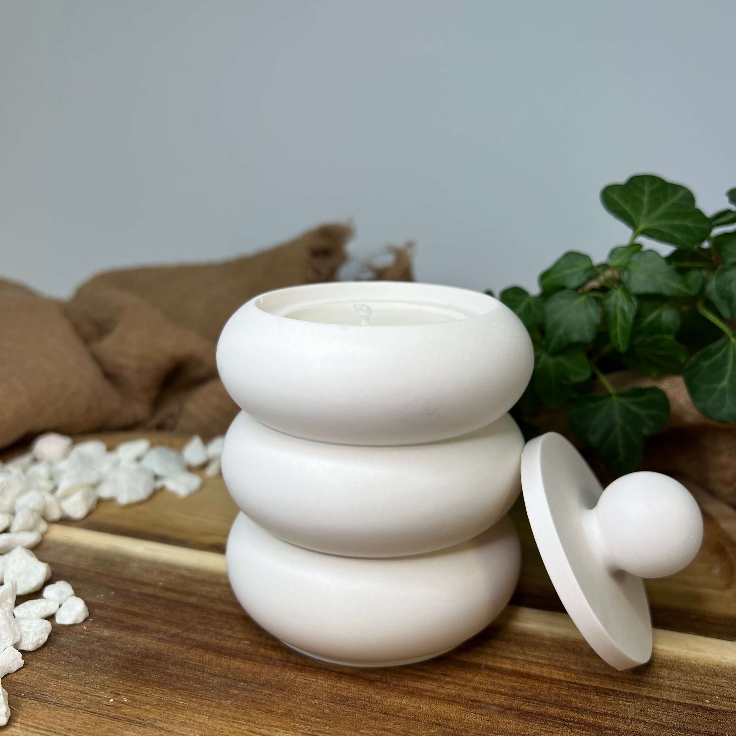 Hier sieht man unsere Celestial Bubble Elegance | Kerze. Sie ist perfekt als Dekoration geeignet. Sie sieht elegant und ästhetisch aus.